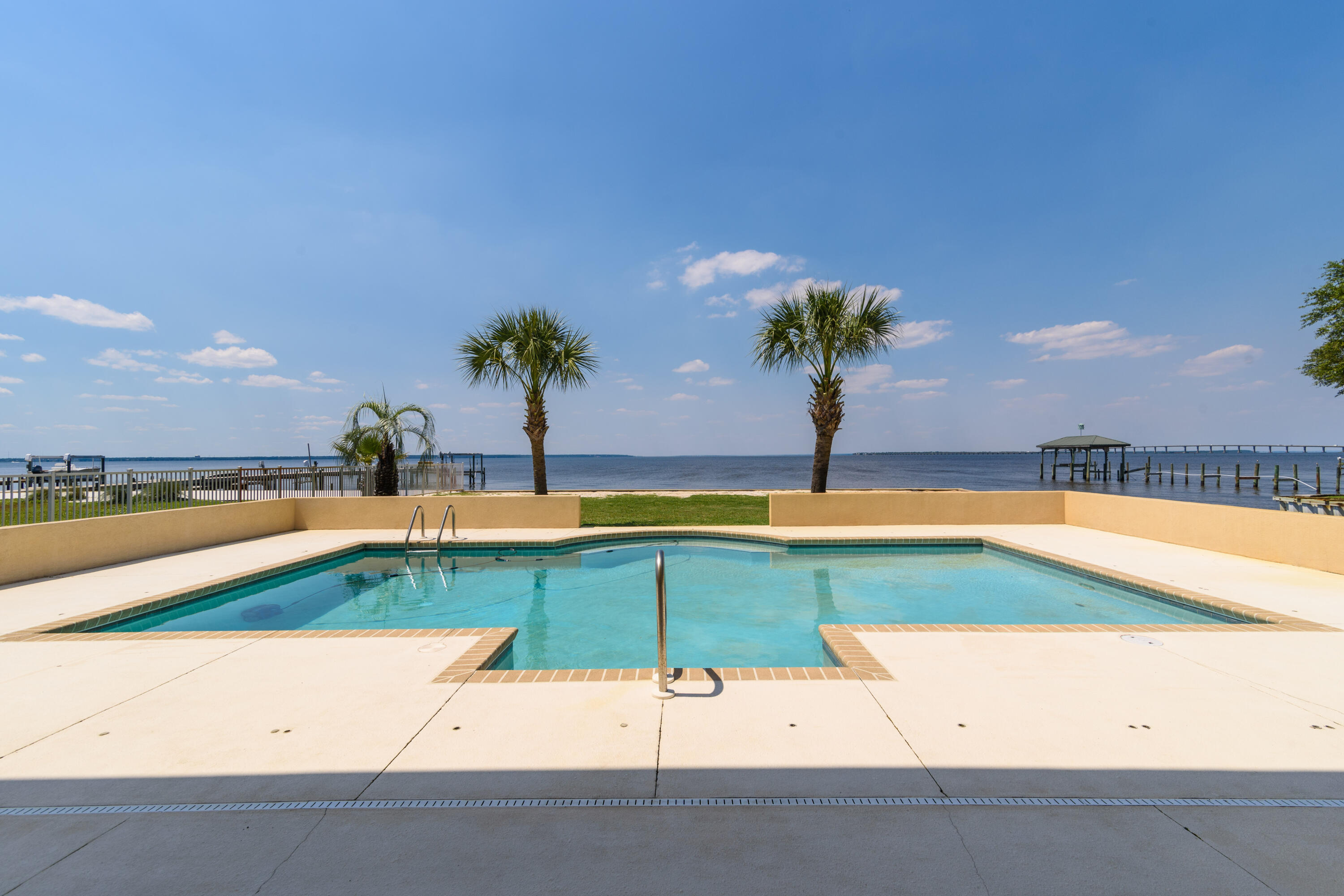 WHISPER BAY - Residential