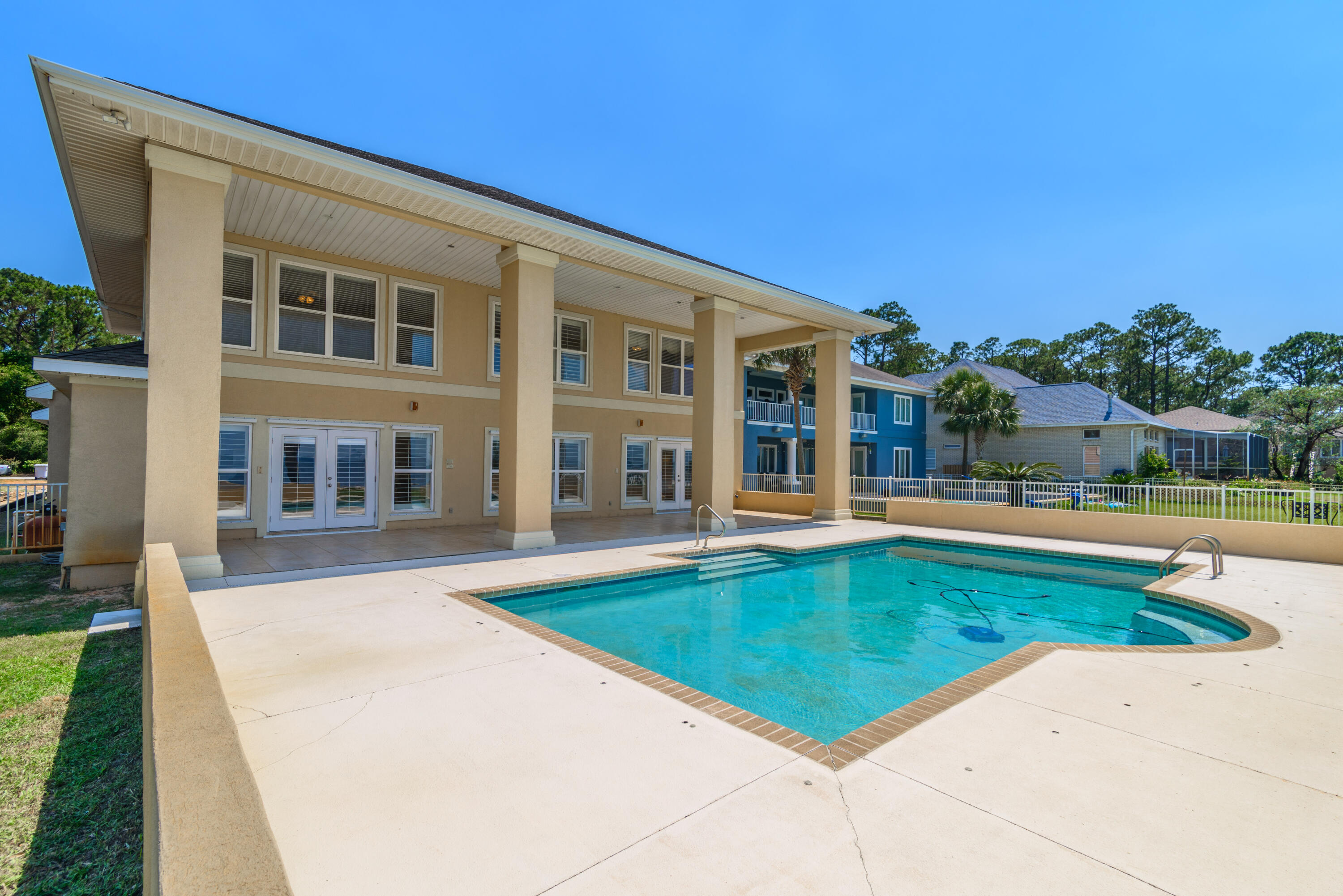 WHISPER BAY - Residential