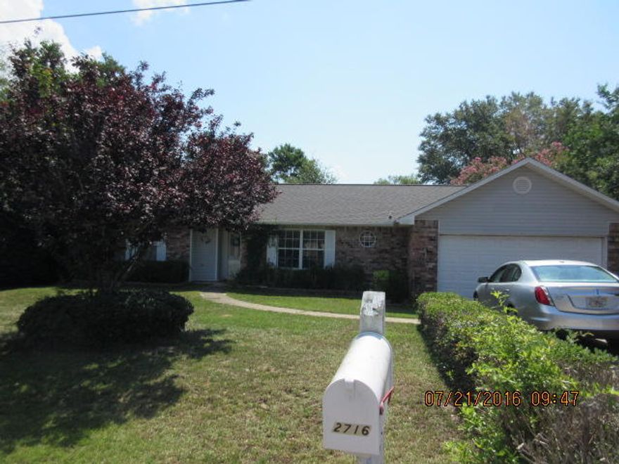 Sweet little house nestled on Cul de Sac in Country Breeze. Split bedroom plan, formal dining, his/hers walk in closets. Nice size fenced back yard