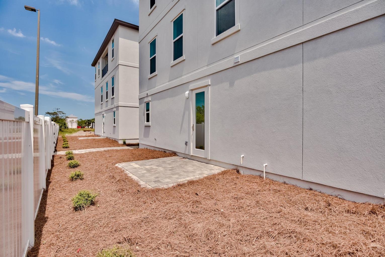 HIDDEN PALMS - Residential