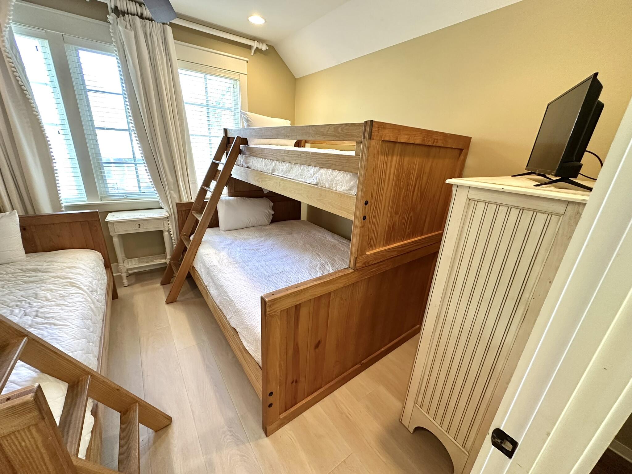 BUNGALOS AT SANDESTIN - Residential