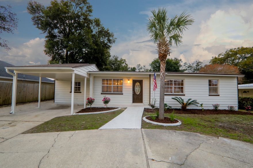 *Completely remodeled pool home**5 bedroom 2 bath best deal in ft walton beach !!