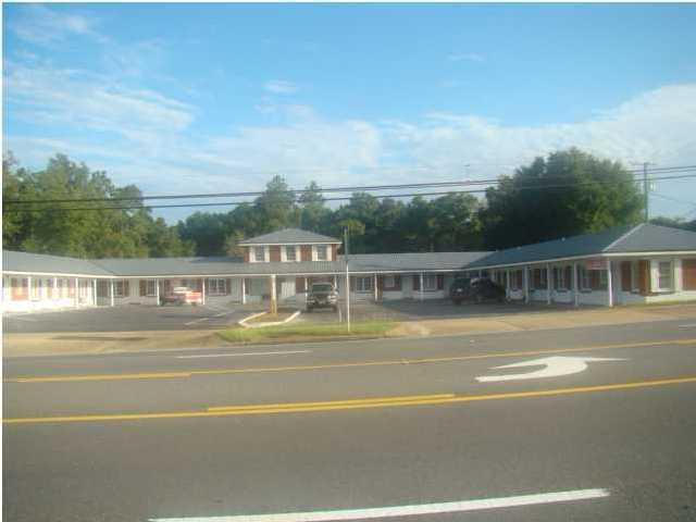 Single units 12 X 17, includes water. Excellent for office, consultation,out-of-state annex. Excellent location off of Hwy 90W. Signage space included. Plenty of parking. Unit has been updated and set up for a salon.