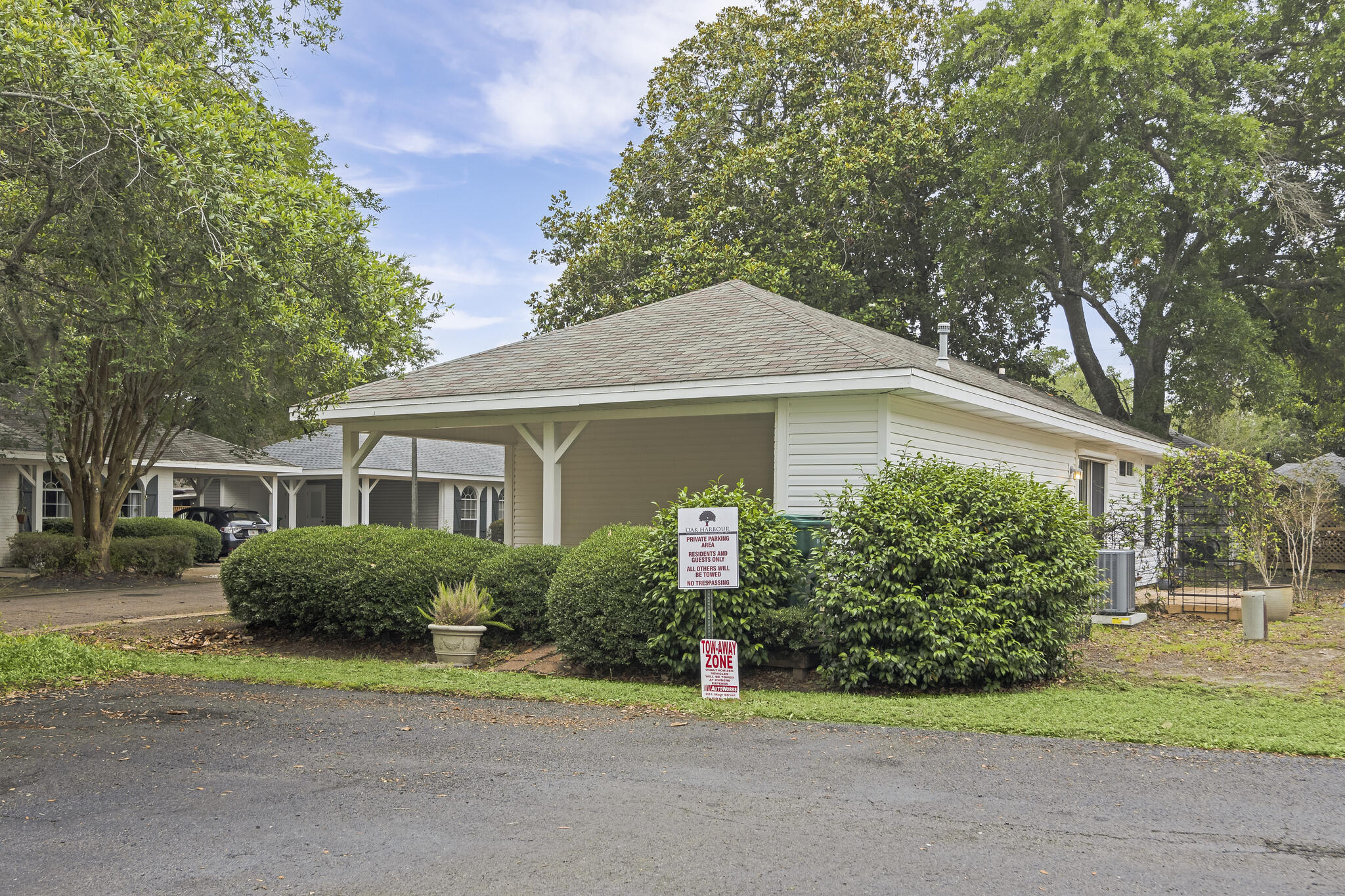 OAK HARBOUR T/H VILLAS - Residential