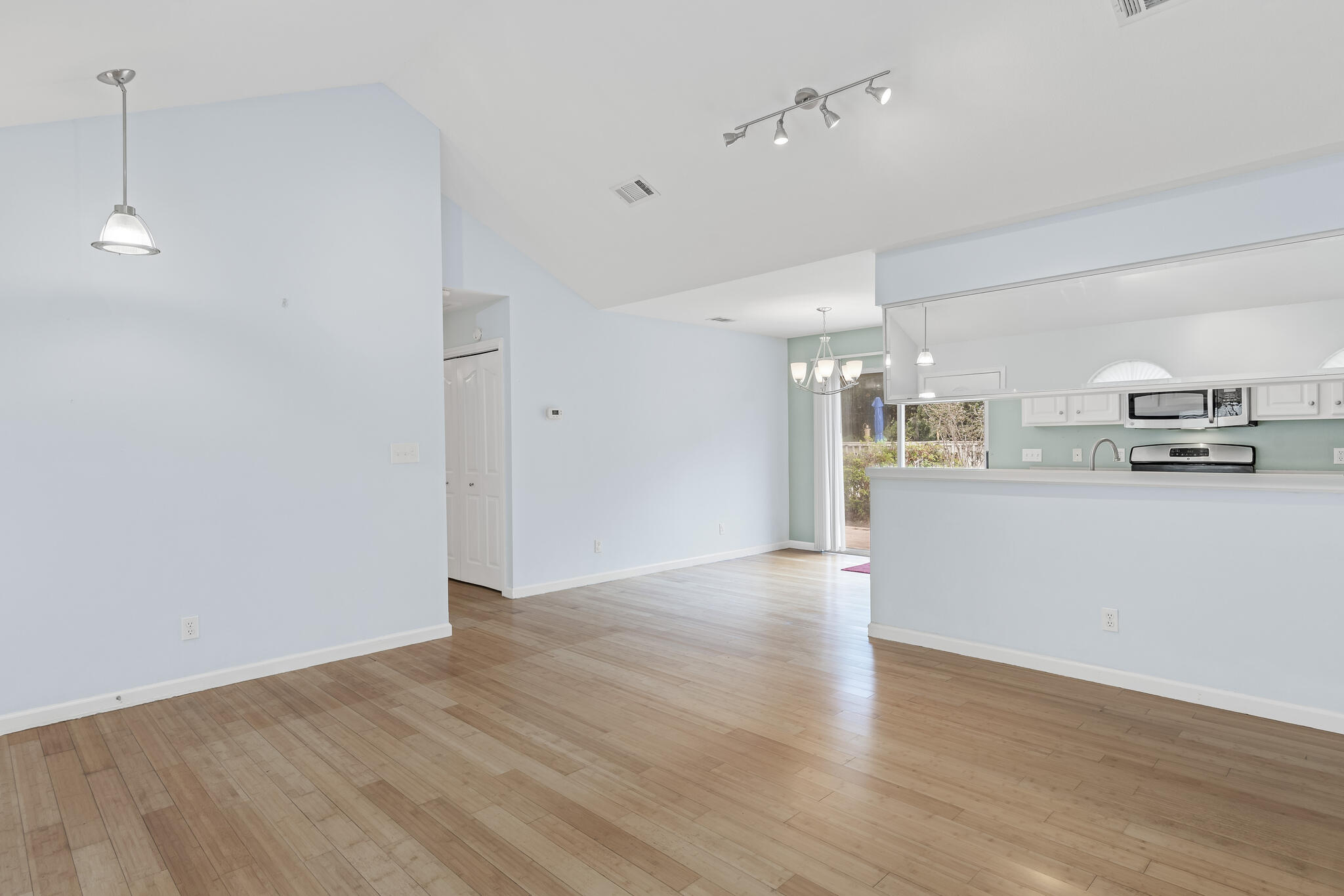 OAK HARBOUR T/H VILLAS - Residential