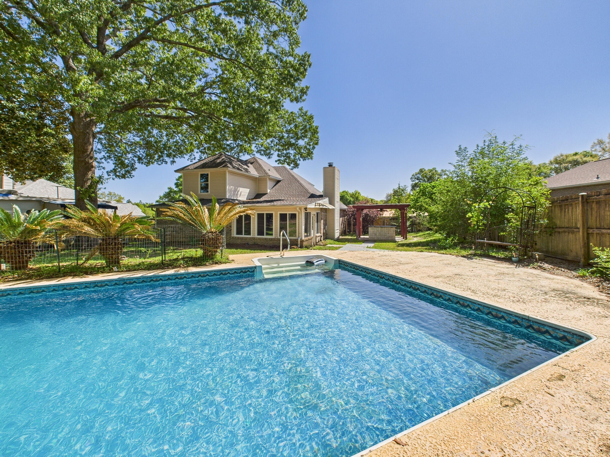 ROLLING HILLS ESTATES - Residential