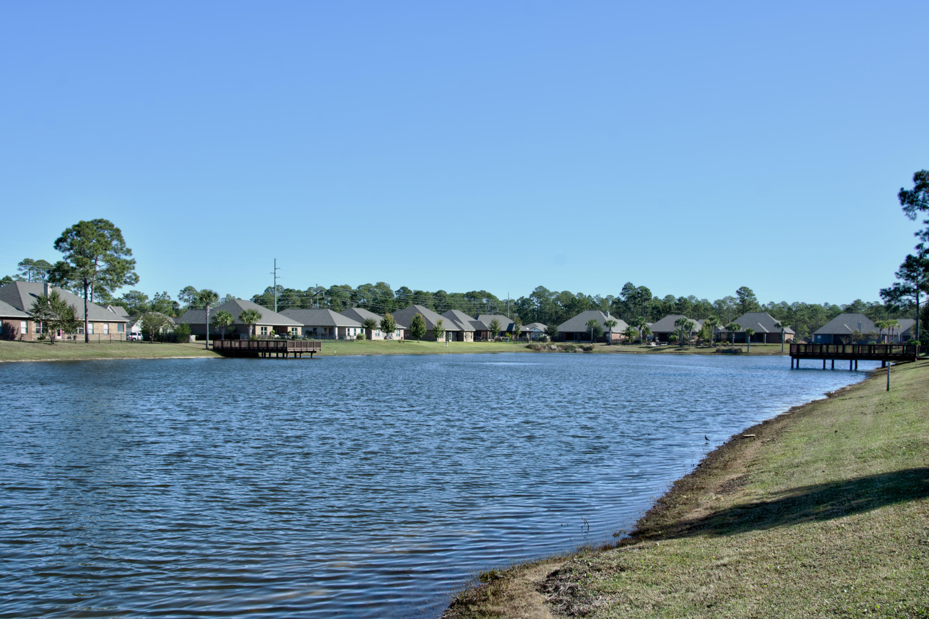 WHISPERING LAKE - Residential