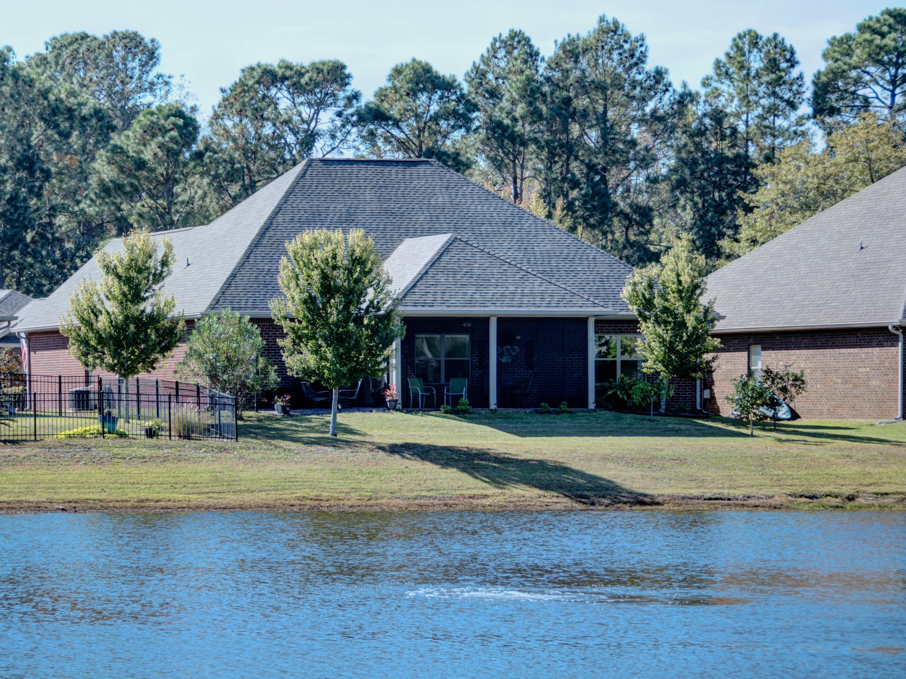 WHISPERING LAKE - Residential