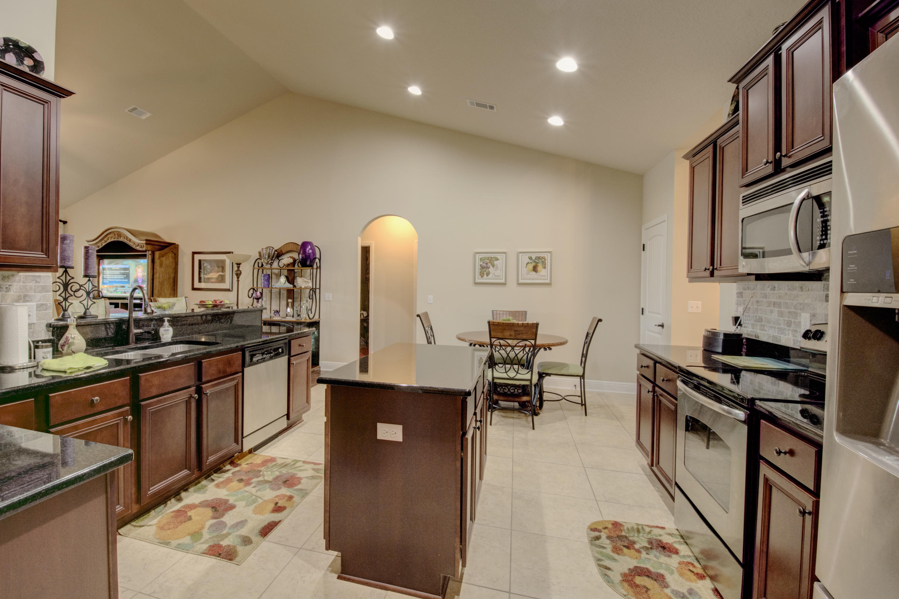 WHISPERING LAKE - Residential