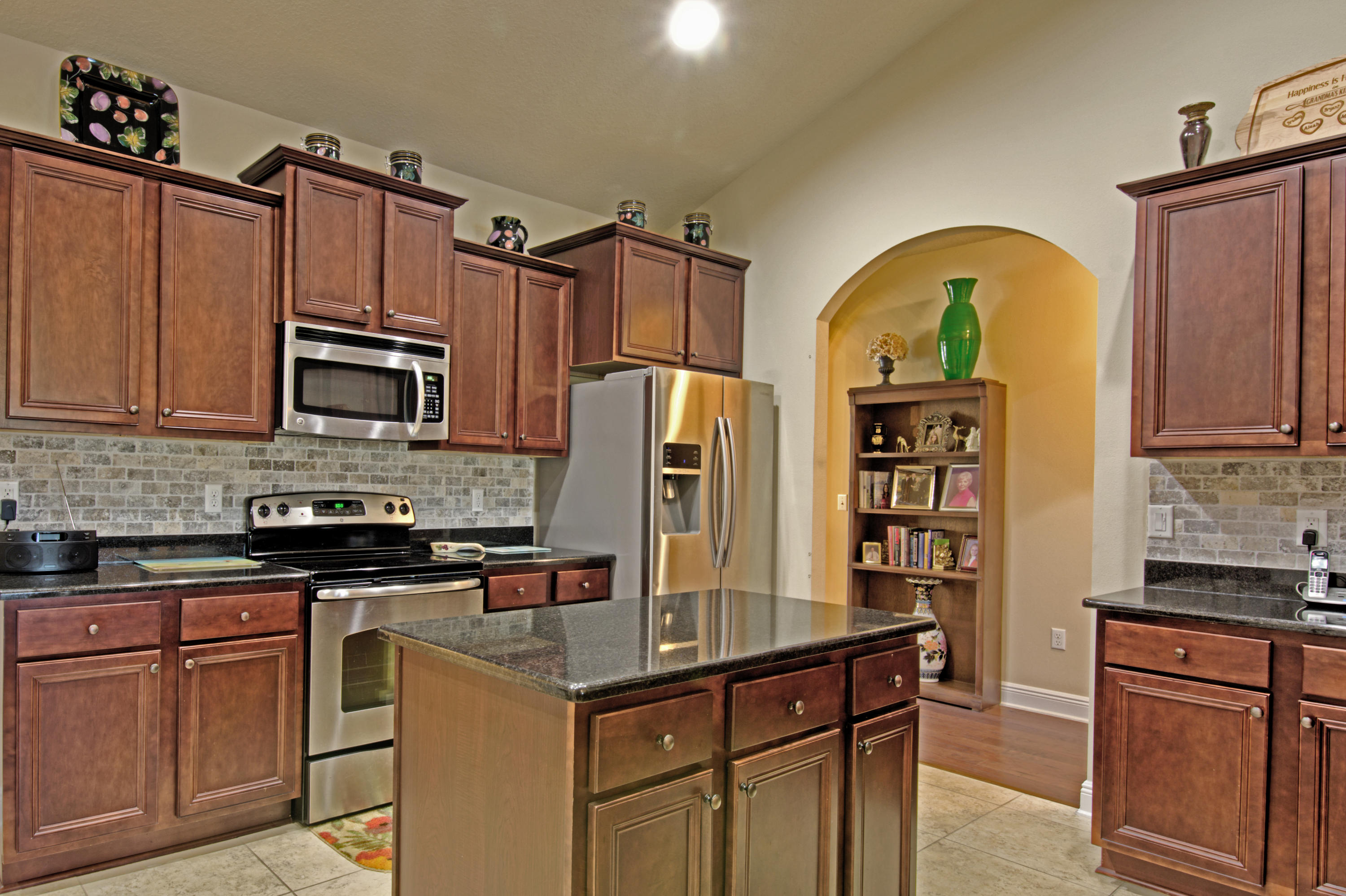 WHISPERING LAKE - Residential