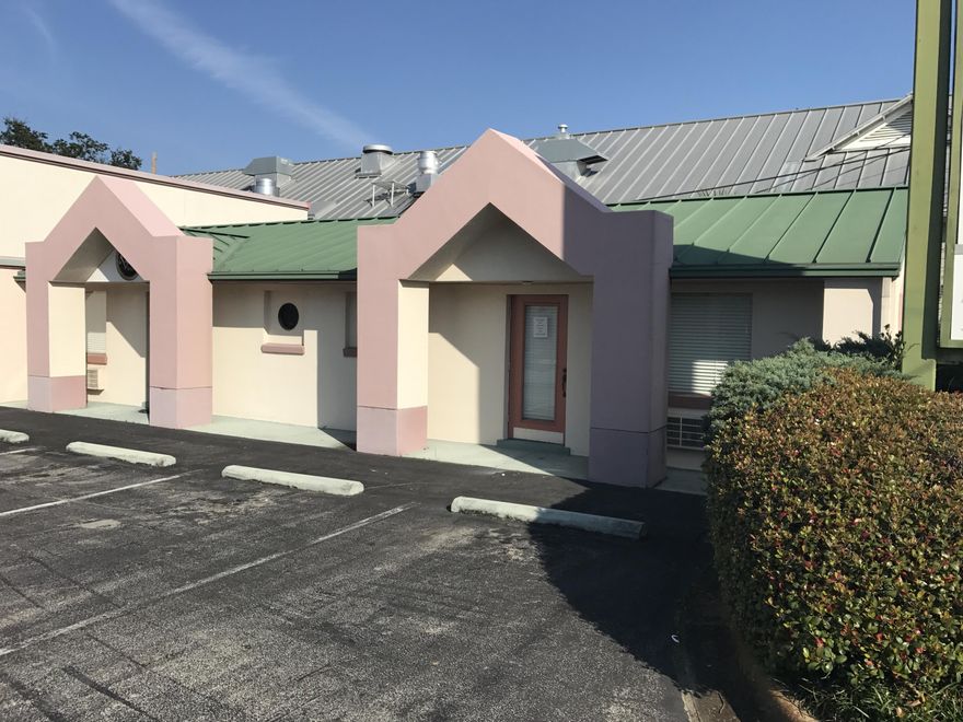 GREAT OFFICE SPACE, centrally located off of Highway 98 right next to The Donut Hole. Fantastic signage! Existing complex occupants include a good sized medical practice, spa/salon, physical therapy office. This unit includes a reception room, three offices, a storage room, private bathroom, and a large break room which could easily be used as a conference room as well. Price is $1200. Water is included. NO CAM!!!