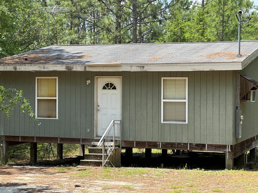 Tiny Home Enthusiast Welcome! If you're looking for a quiet getaway or more simple lifestyle. This 2 bedroom Tiny home is for you!4.9+/- Acres located in Defuniak Springs with easy access to Hwy 90 and I-10. Enjoy the outdoors while also being a short drive to your local beaches, bases, shopping centers and restaurants.