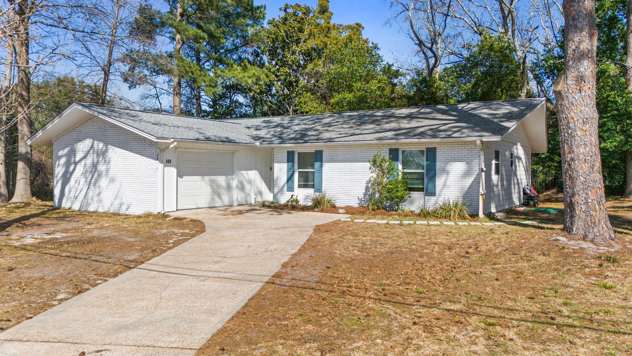 LAKESIDE VILLAS - Residential