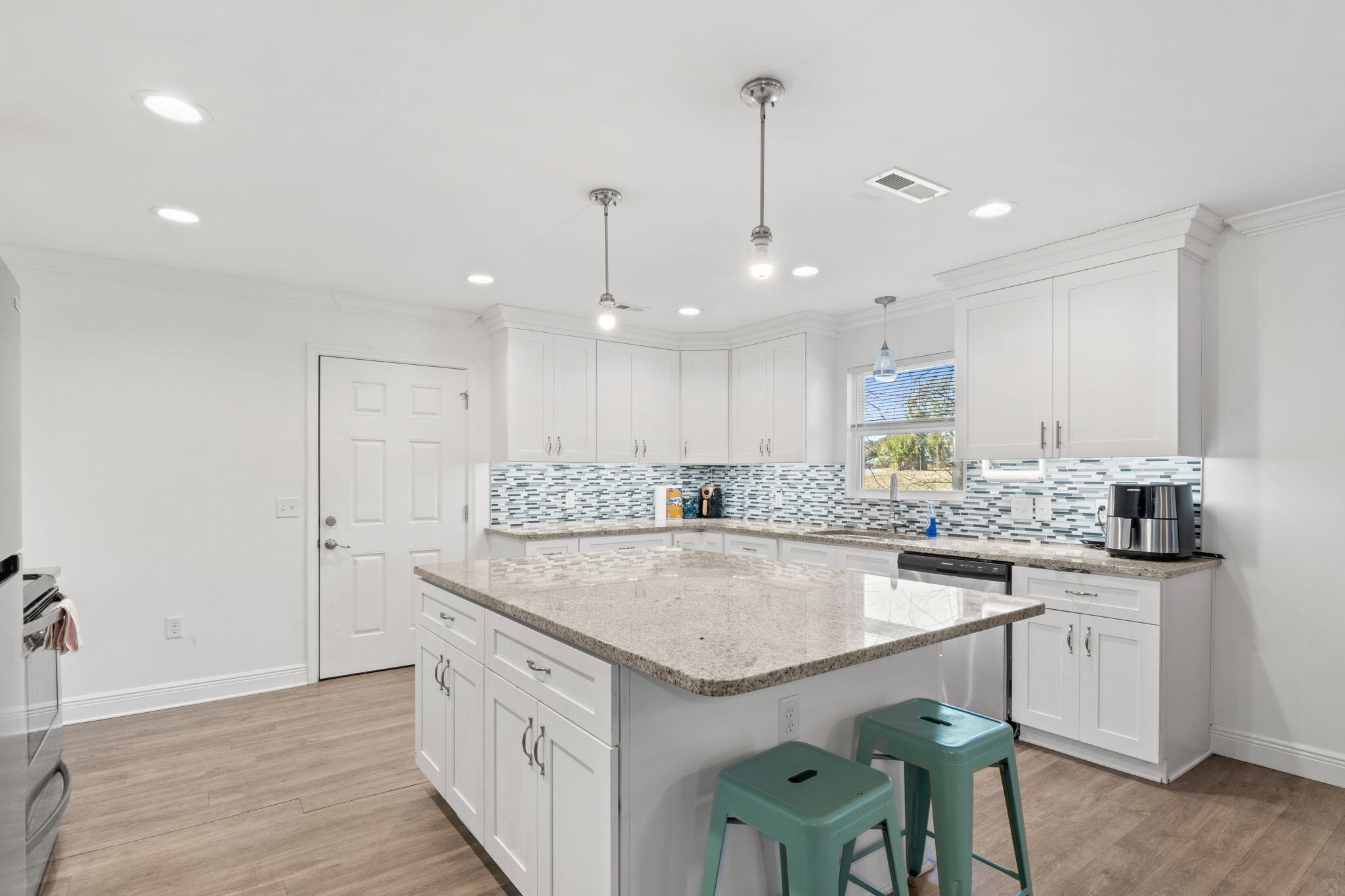 LAKESIDE VILLAS - Residential