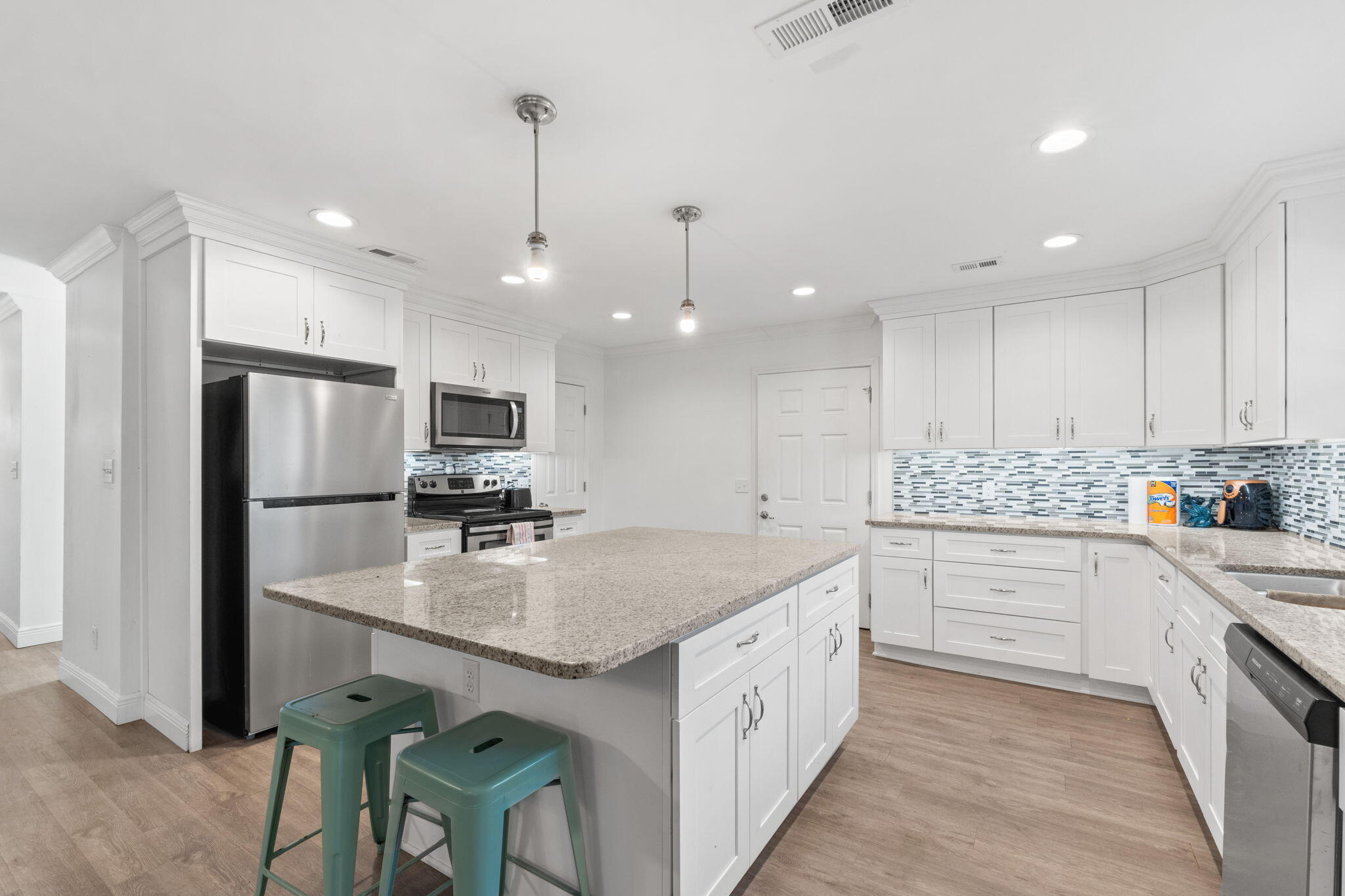 LAKESIDE VILLAS - Residential