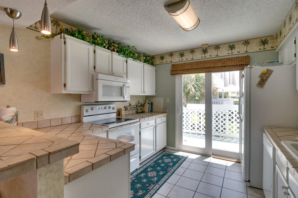 SANDCASTLE BEACH HOMES PHASE II LOT 3 BLK G AS DES IN OR 2948 PG 1072 - Residential