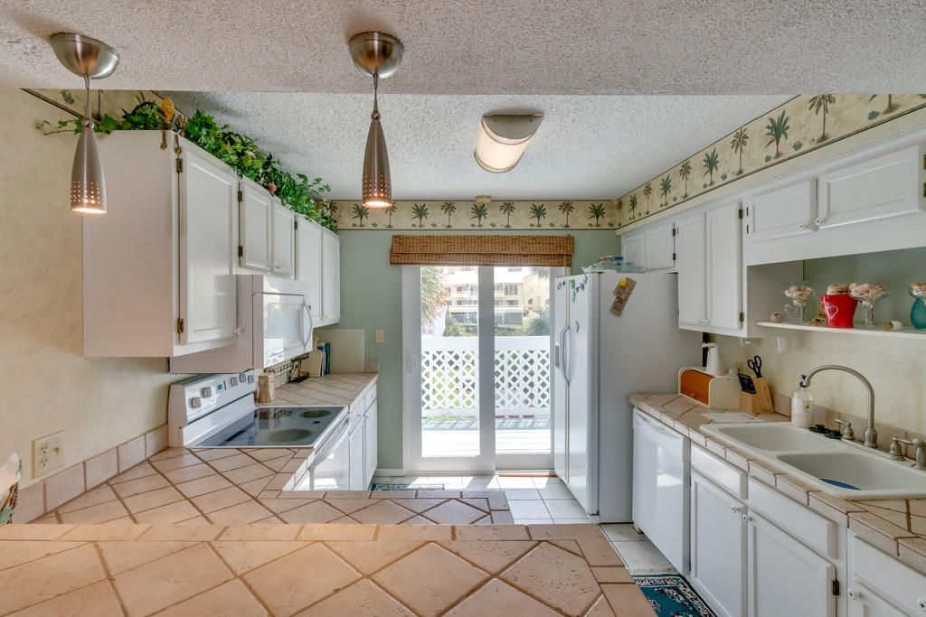 SANDCASTLE BEACH HOMES PHASE II LOT 3 BLK G AS DES IN OR 2948 PG 1072 - Residential