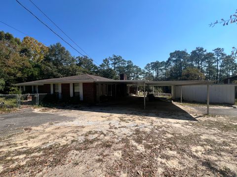 A home in DeFuniak Springs