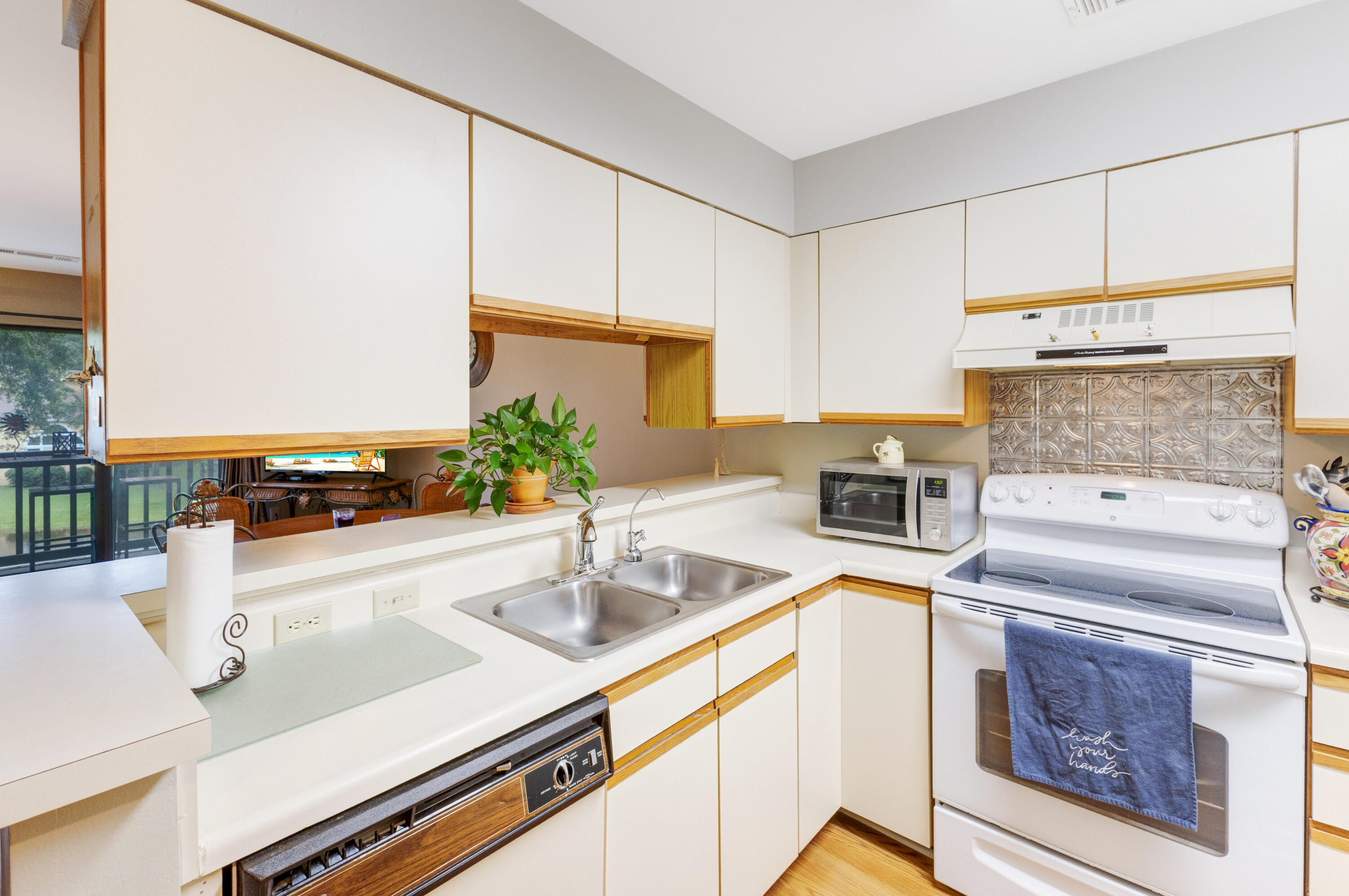 LAKESIDE CONDO AT BLUEWATER BAY - Residential