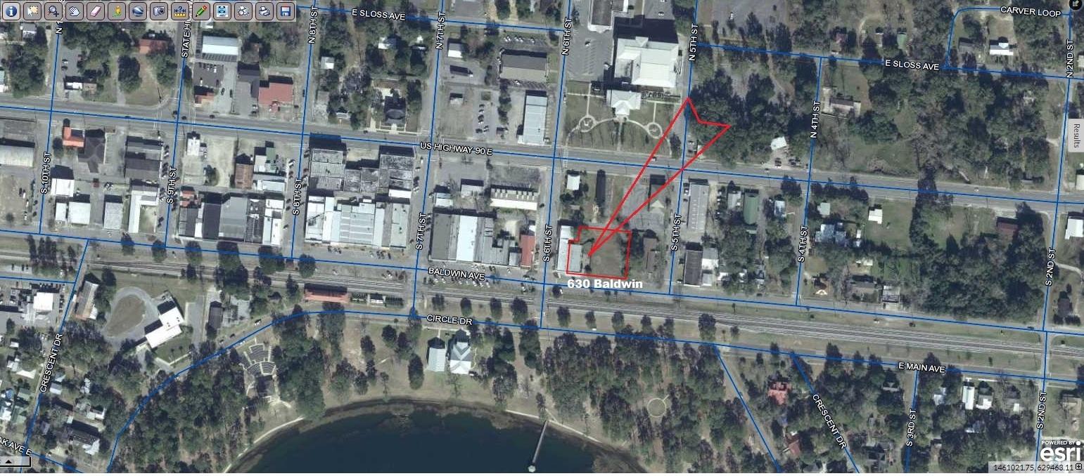 Main image without alt text