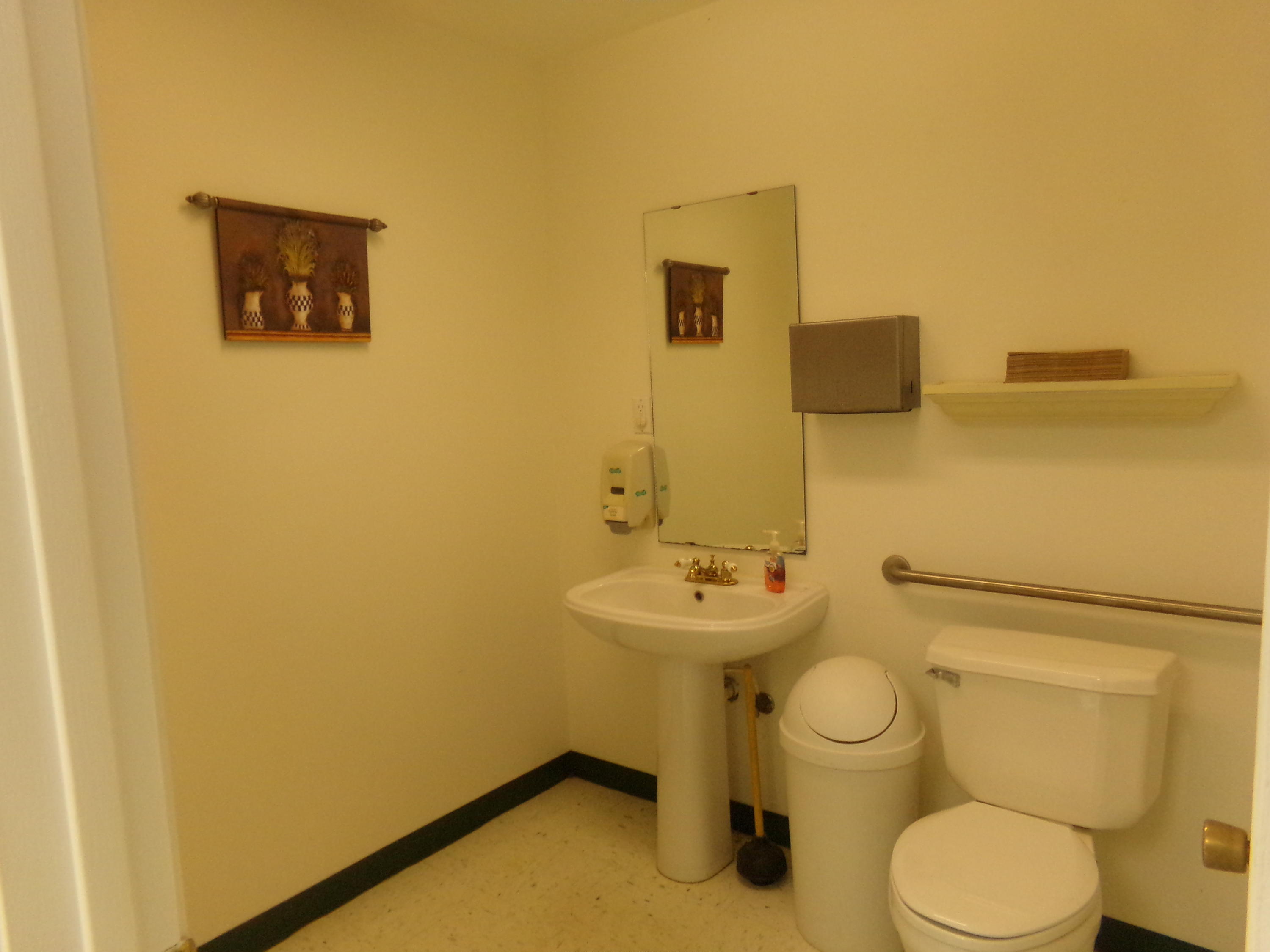 Main image without alt text