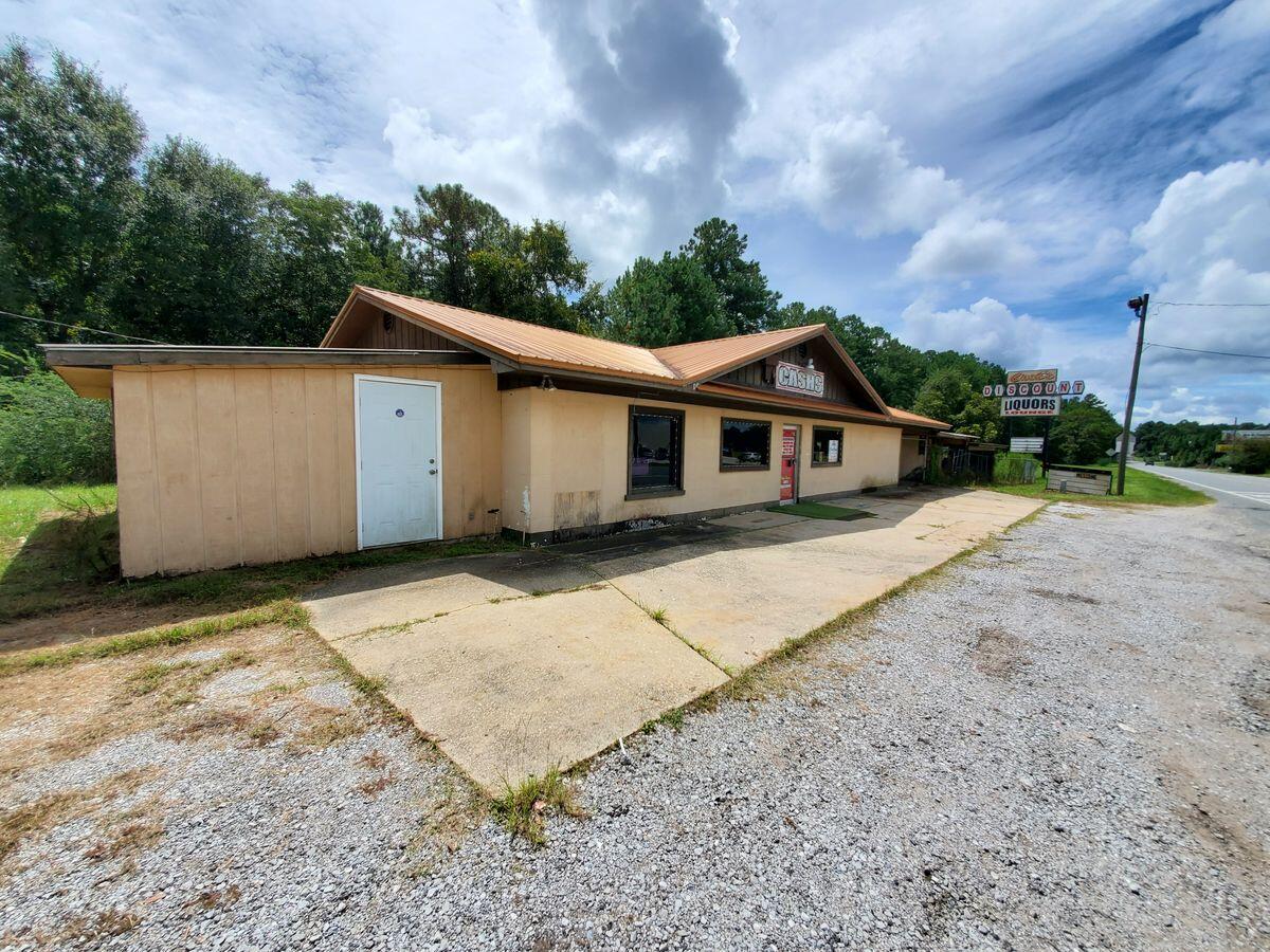 Previous package and bar space in the heart of Laurel Hill along the main road, Hwy 85N. Partially built-out and equipped.