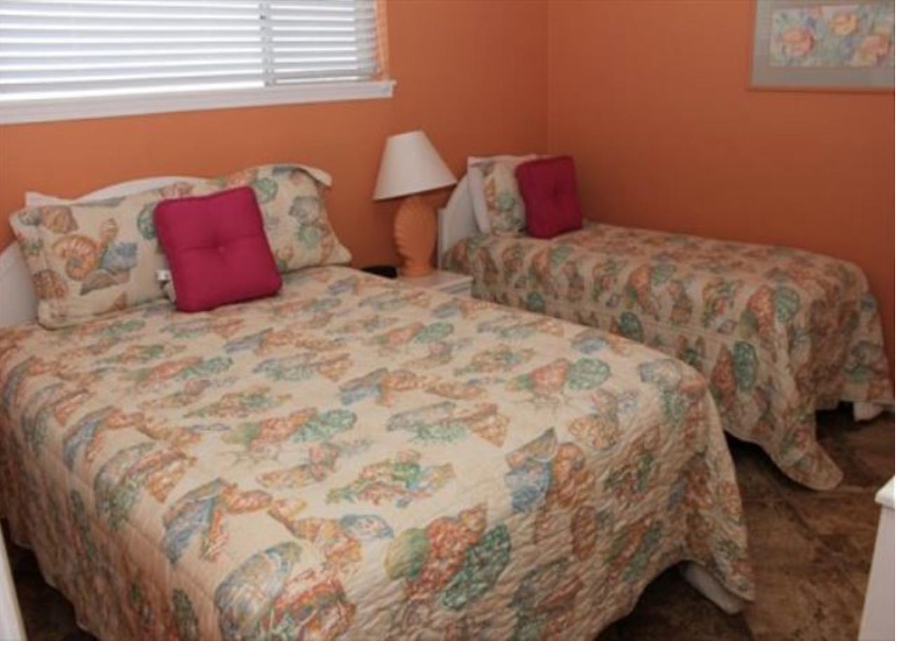 HOLIDAY SURF & RACQUET CLUB - Residential