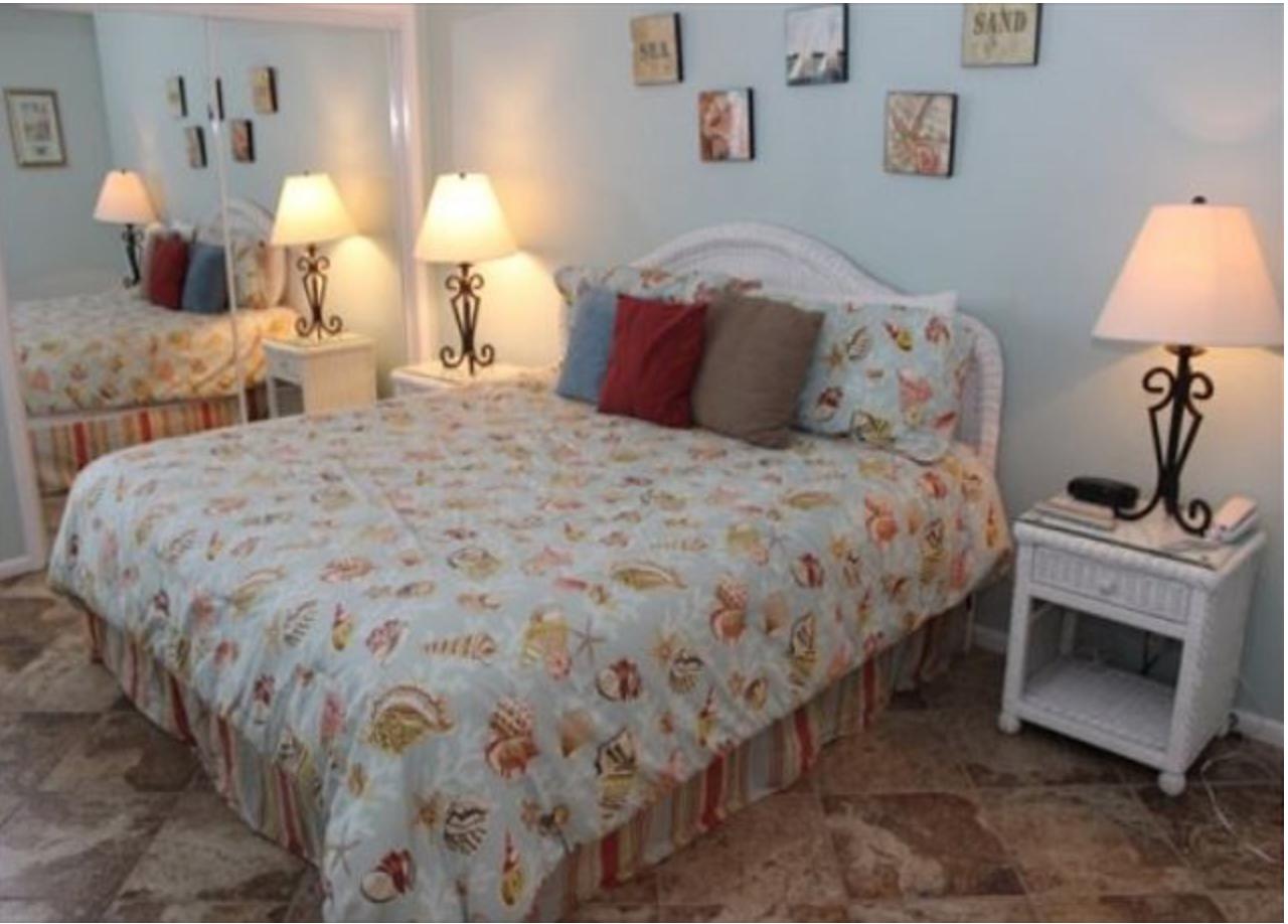 HOLIDAY SURF & RACQUET CLUB - Residential