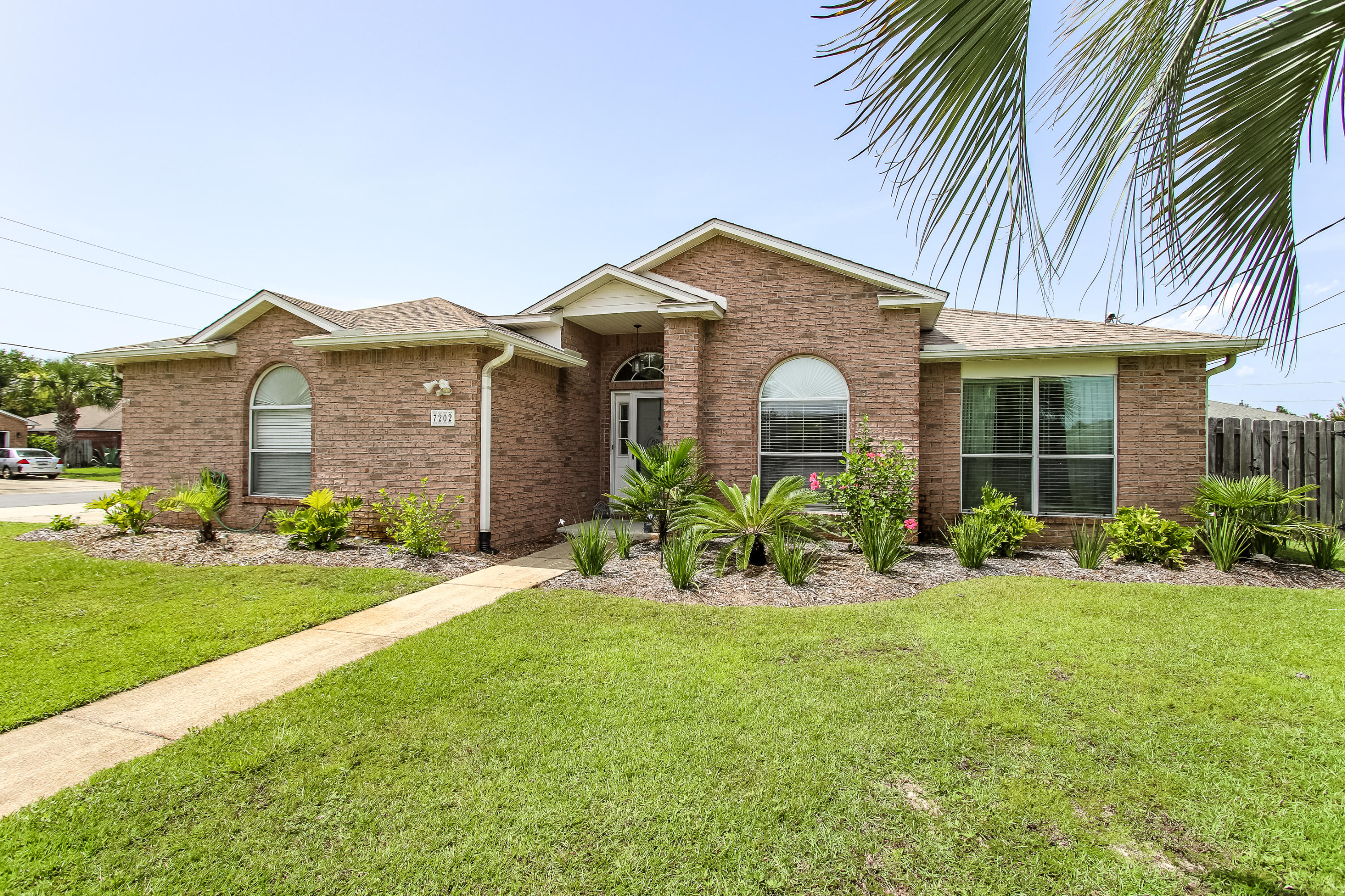 AWESOME HOME! HUGE Living area that is open to a formal dining area and the BEAUTIFUL eat-in kitchen. Enter through the large Foyer into this WOW area! Living area features Bambo wood flooring, updated fixtures and ceiling fans. Dining area has chair rail. Kitchen features tile flooring, newer lighting, breakfast bar, center prep island, stainless appliances, pantry and breakfast area. VERY NICE! Inside utility room. W & D stay! Split bedroom floor plan for extra privacy. Full hall bath with tub/shower combo, granite countertop and tile flooring. Master Suite is nice size and features double sink granite vanity, separate shower and garden tub. Private toilet area and very nice walk-in closet with organizer shelving & drawers. New Nest thermostat is an energy saver! Auto garage door can be