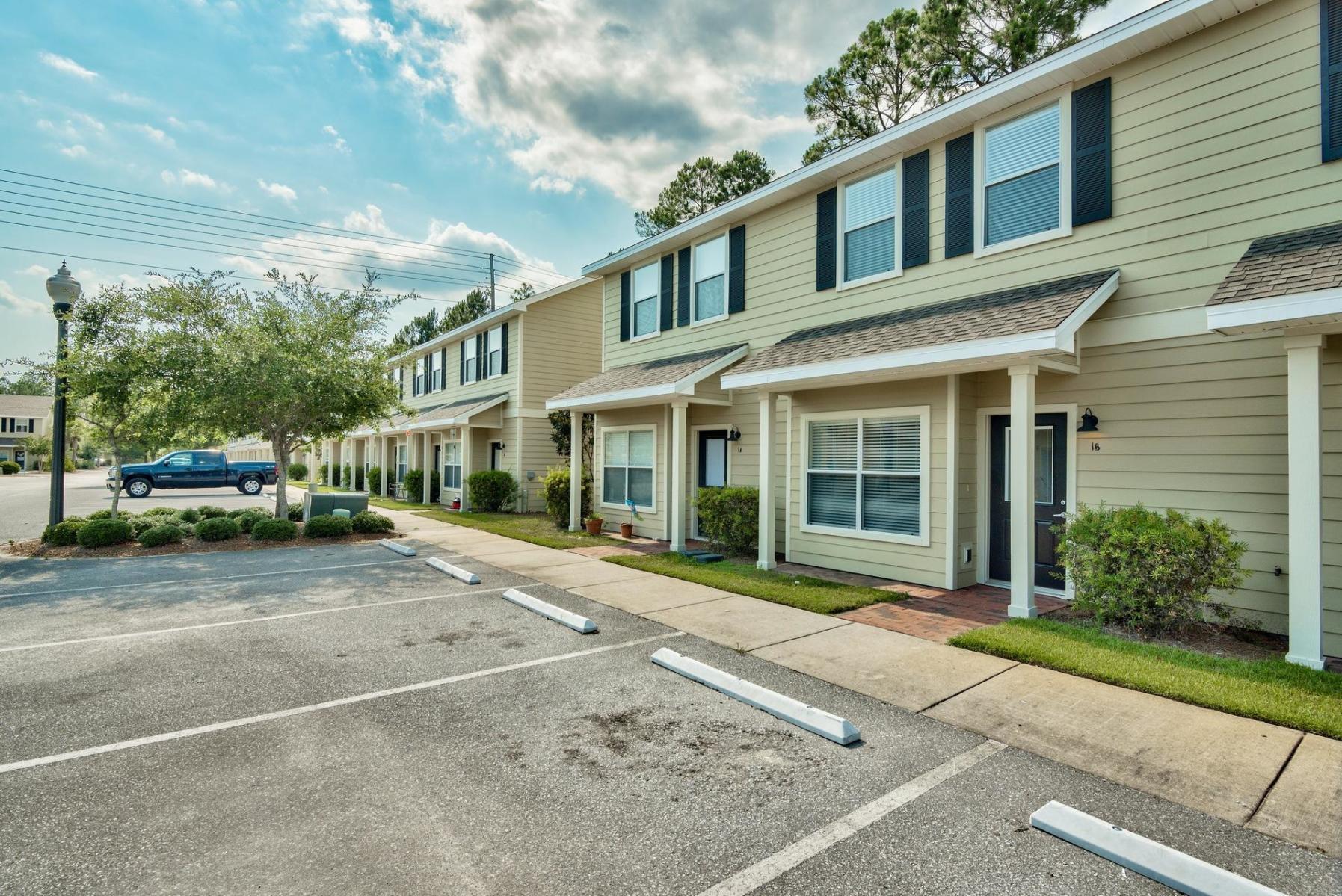 Beautify kept END UNIT! Plams of Freeport is a low density community close to schools, shopping and a short drive over 331 bridge to the beach. Amenities include pool, playground and more. Large bedrooms, a spacious floor plan, granite counters in the kitchen and large pantry as well as 18''' tile and travertine counters in the bathrooms