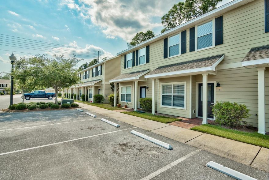 Beautify kept END UNIT! Plams of Freeport is a low density community close to schools, shopping and a short drive over 331 bridge to the beach. Amenities include pool, playground and more. Large bedrooms, a spacious floor plan, granite counters in the kitchen and large pantry as well as 18''' tile and travertine counters in the bathrooms