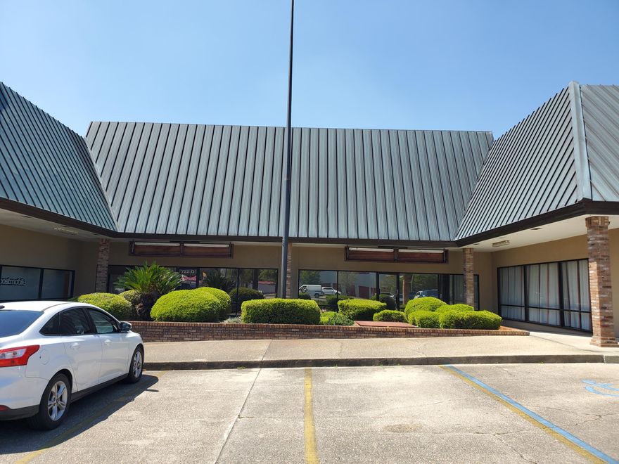 FABULOUS LOCATION!!! In the heart of the activity, this 1800sf unit boasts 1 reception office/area, 4 offices with doors, 1 conference room, 1 kitchen and 1 bath. Great visibility!!  Located one block South of Sam's and Wal Mart, this well maintained center has a well-rounded group of commercial customers that will help to enhance any business.