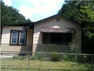 SMALL CUTE, CLEAN OLDER HOME. 2 BEDROOM 1 BATHROOM, DINING ROOM, KITCHEN & LAUNDRY RM WITH WASHER & DRYER. NICE SIZE BACK YARD WITH PLENTY OF FRUIT TREES. NEW VINYLE PLANK FLOORING THROUGHOUT, KITCHEN CABINETS PAINTED & NEW COUNTER TOP AND SINK, NEW BLINDS. NEW VANITY SINK, WHOLE HOUSE FRESHLY PAINTED, WINDOW A/C UNIT, NEW GAS STOVE & MICROWAVE.MUST HAVE FULL DEPOSIT READY BEFORE MOVING INTO UNIT. WOULD PREFER SOMEONE 55YRS OR OLDER, AND NOT MORE THAN 2 PEOPLE LIVING IN THE HOUSE.