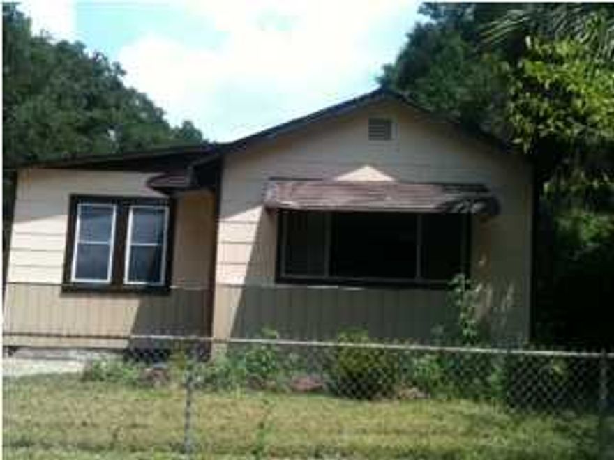 SMALL CUTE, CLEAN OLDER HOME. 2 BEDROOM 1 BATHROOM, DINING ROOM, KITCHEN & LAUNDRY RM WITH WASHER & DRYER. NICE SIZE BACK YARD WITH PLENTY OF FRUIT TREES. NEW VINYLE PLANK FLOORING THROUGHOUT, KITCHEN CABINETS PAINTED & NEW COUNTER TOP AND SINK, NEW BLINDS. NEW VANITY SINK, WHOLE HOUSE FRESHLY PAINTED, WINDOW A/C UNIT, NEW GAS STOVE & MICROWAVE.MUST HAVE FULL DEPOSIT READY BEFORE MOVING INTO UNIT. WOULD PREFER SOMEONE 55YRS OR OLDER, AND NOT MORE THAN 2 PEOPLE LIVING IN THE HOUSE.