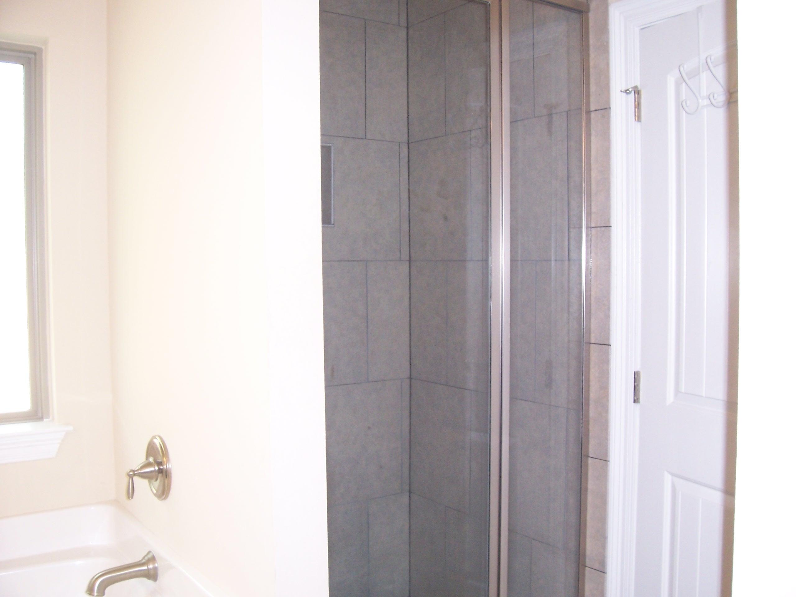 WHISPERING LAKE - Residential