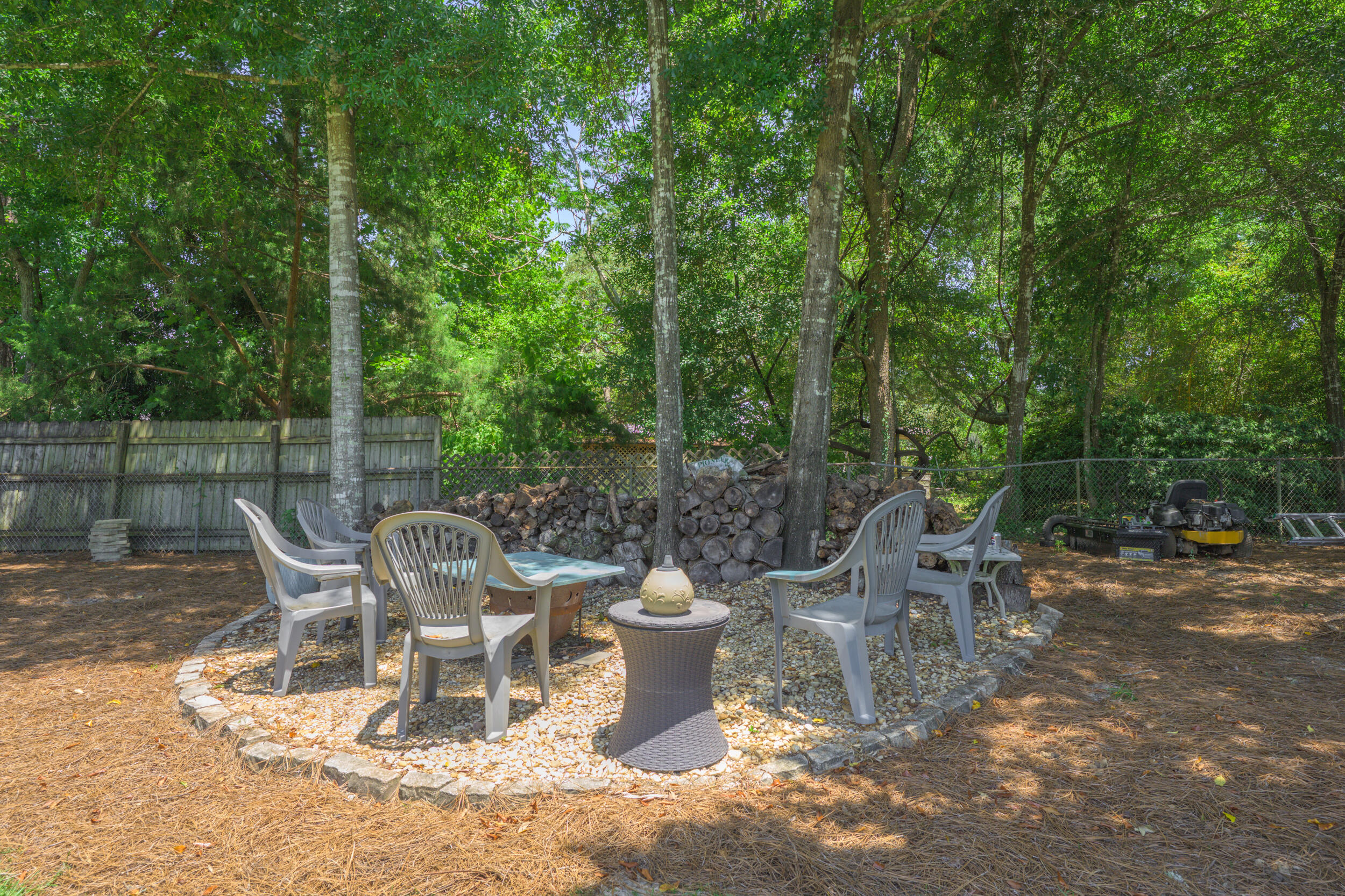 DIXON S/D LOT 16 BLK E - Residential