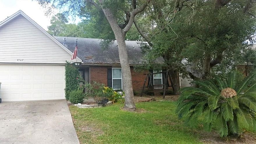 Spacious 4 bedroom, 3 bath home in desirable Bluewater Bay area of Niceville.