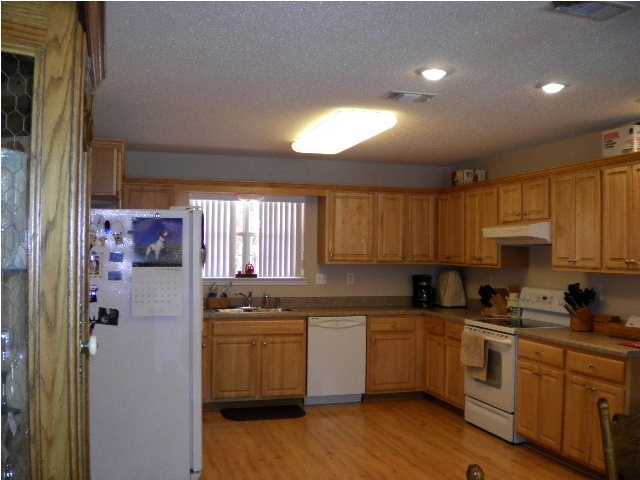 GOLDEN OAKS - Residential Lease