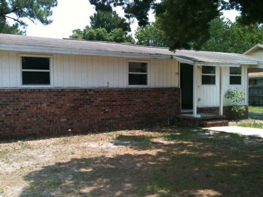 1BR/1BA APARTMENT WITH A FENCED IN BACKYARD LOCATED WITHIN WALKING DISTANCE TO SCHOOLS, SHOPPING, DINING AND BEACHES AND MINUTES FROM HURLBURT FIELD. CALL TODAY TO VIEW THIS UNIT.