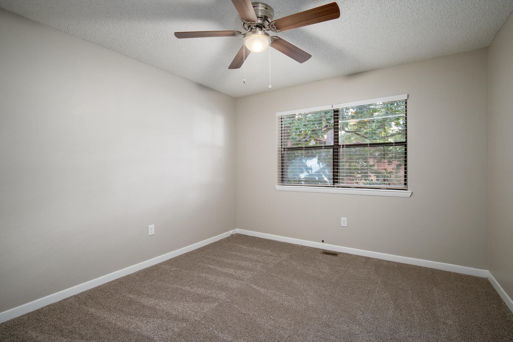 PINE SHADOWS T/H 1ST ADDN - Residential