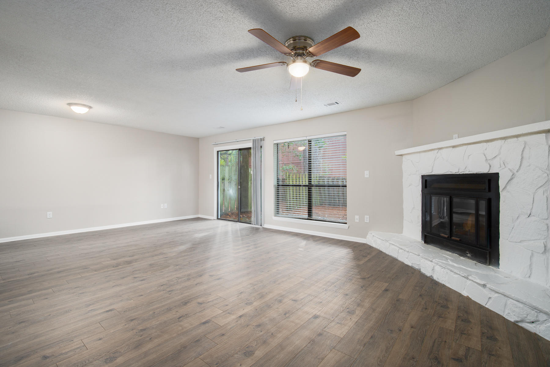 PINE SHADOWS T/H 1ST ADDN - Residential