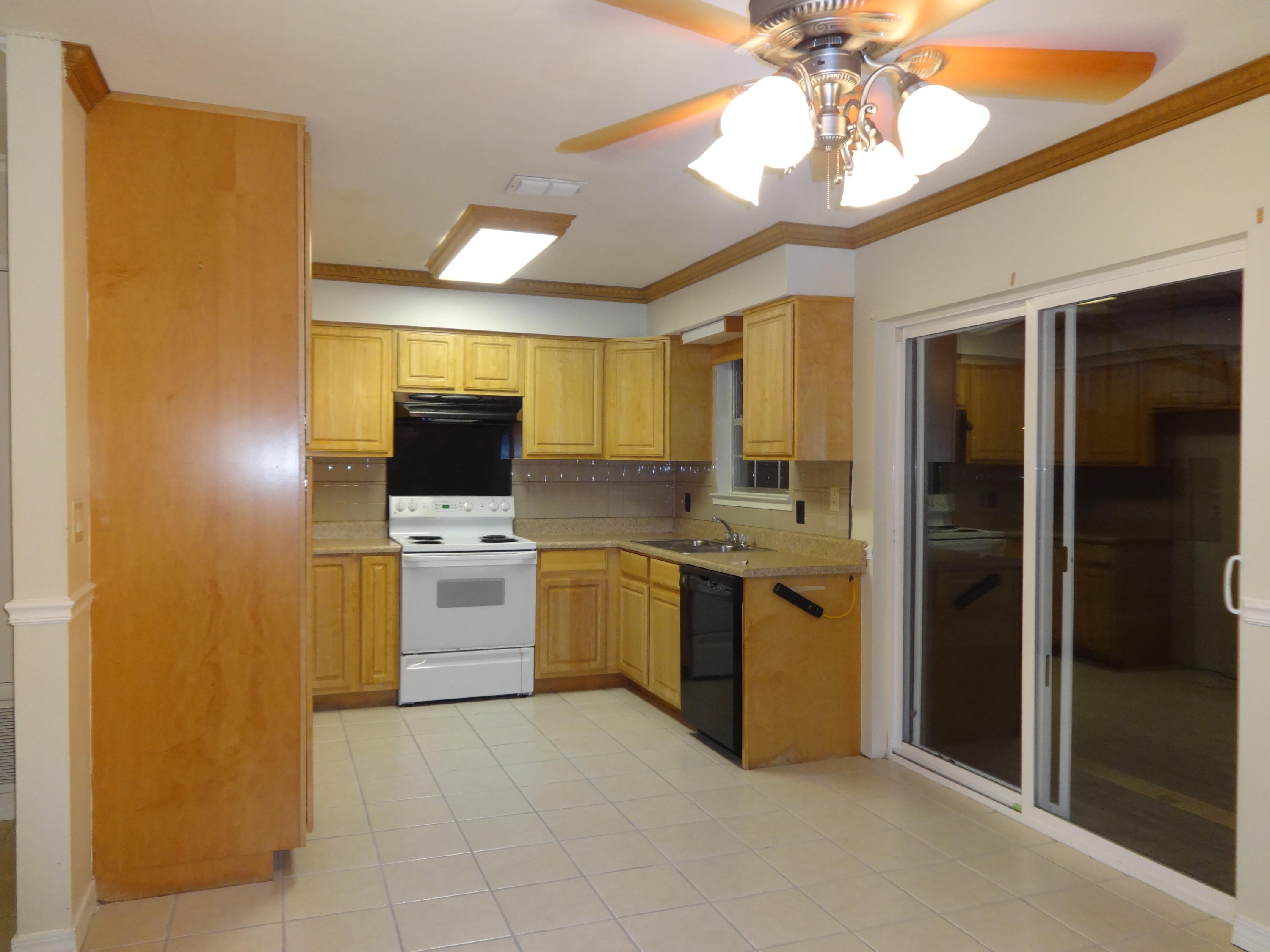 WHISPERING LAKES ESTATES - Residential Lease