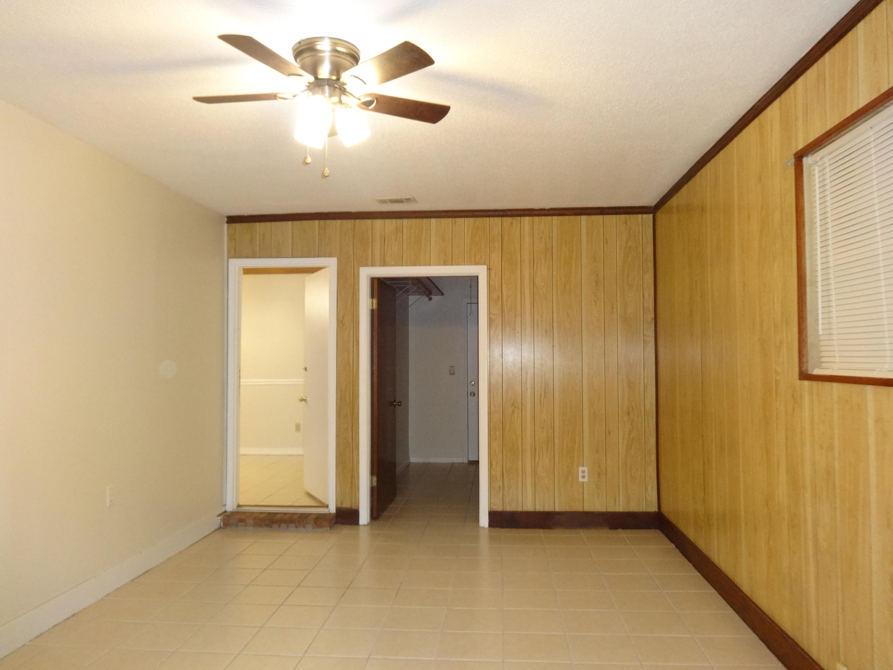 WHISPERING LAKES ESTATES - Residential Lease