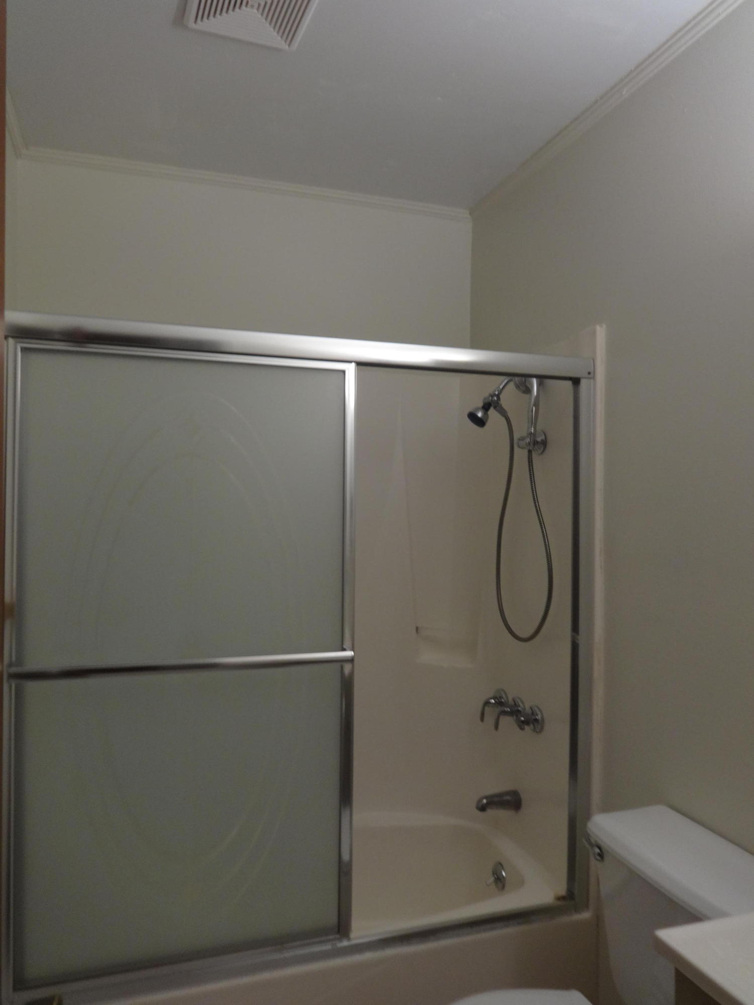 WHISPERING LAKES ESTATES - Residential Lease