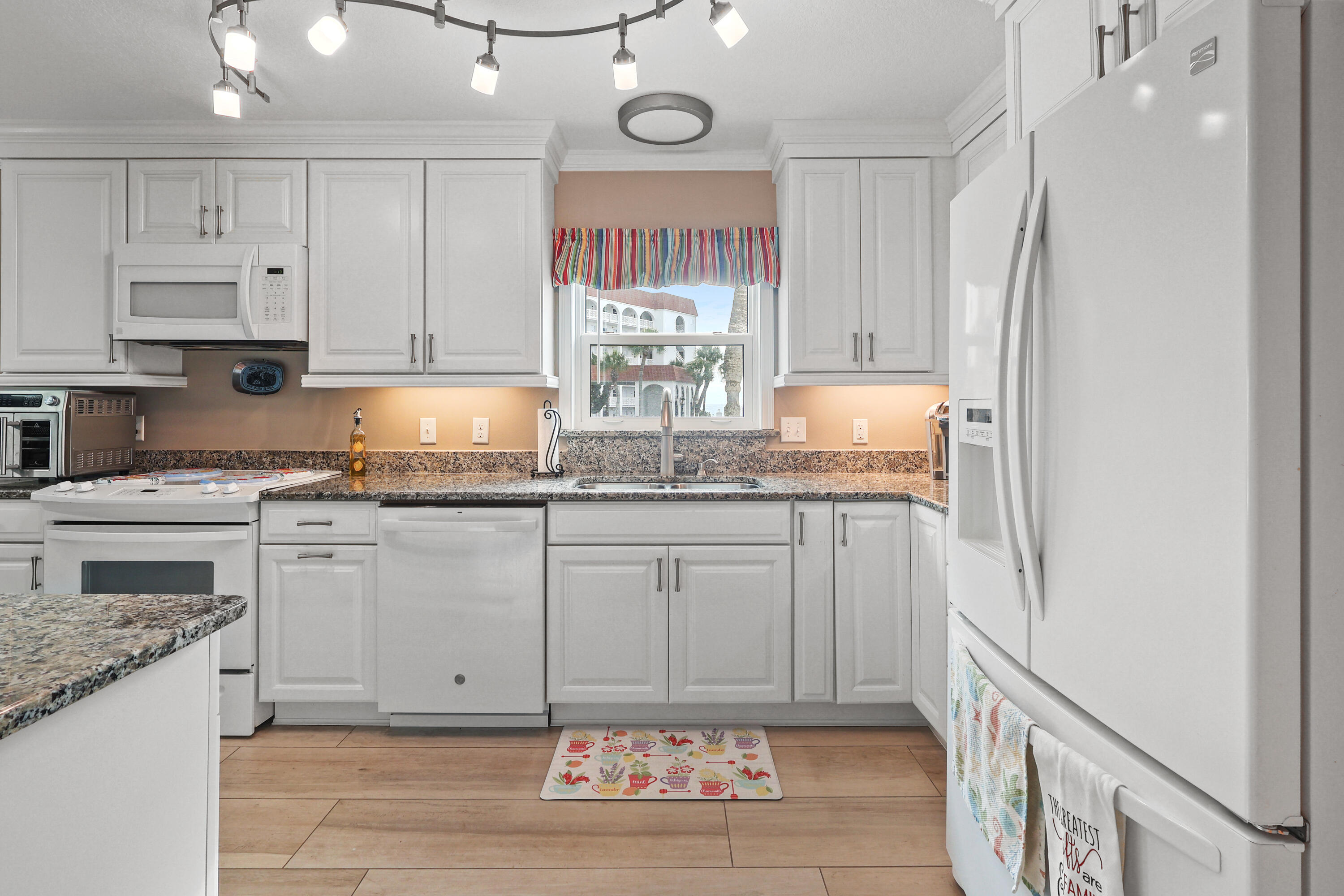 EL MATADOR CONDO - Residential