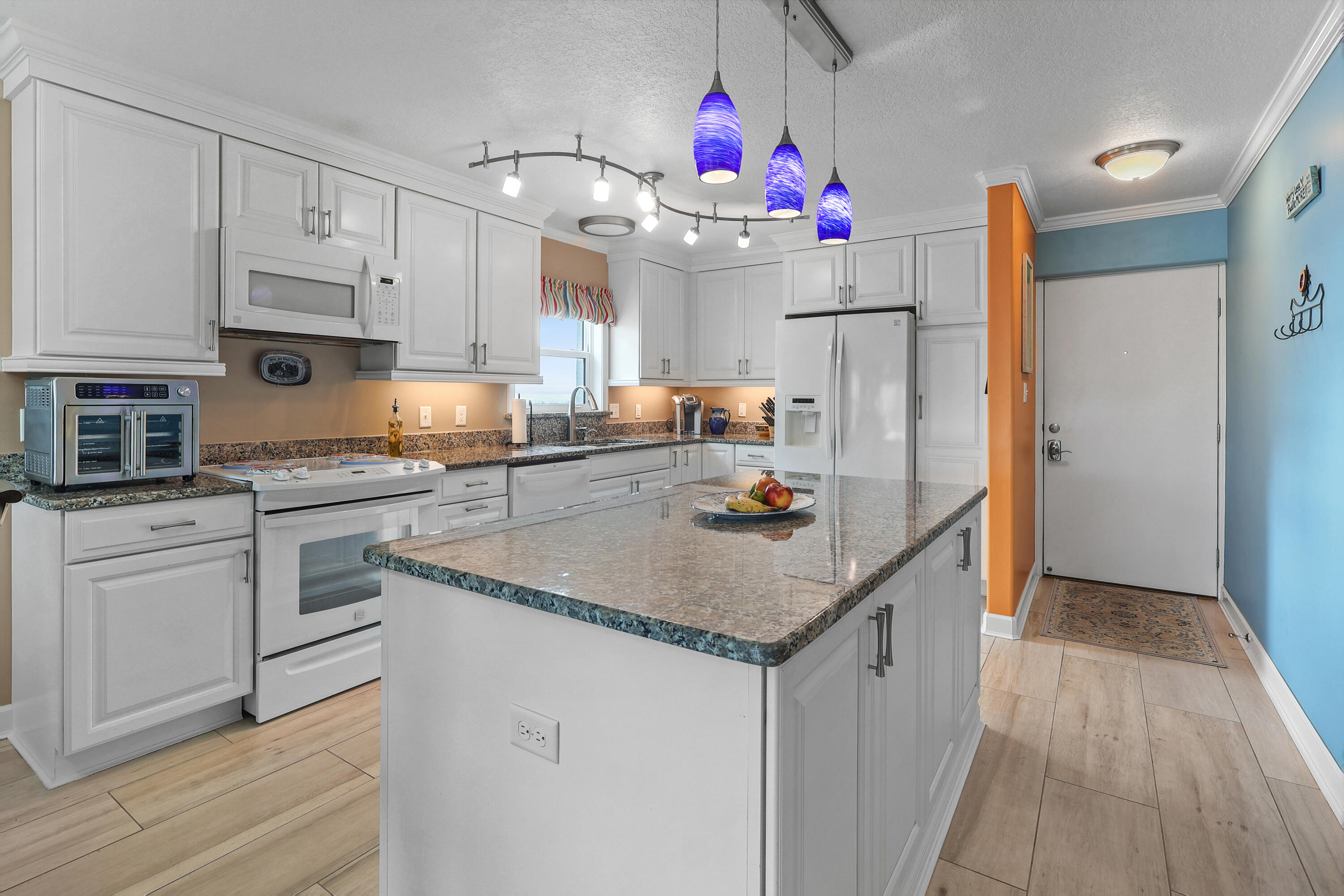 EL MATADOR CONDO - Residential