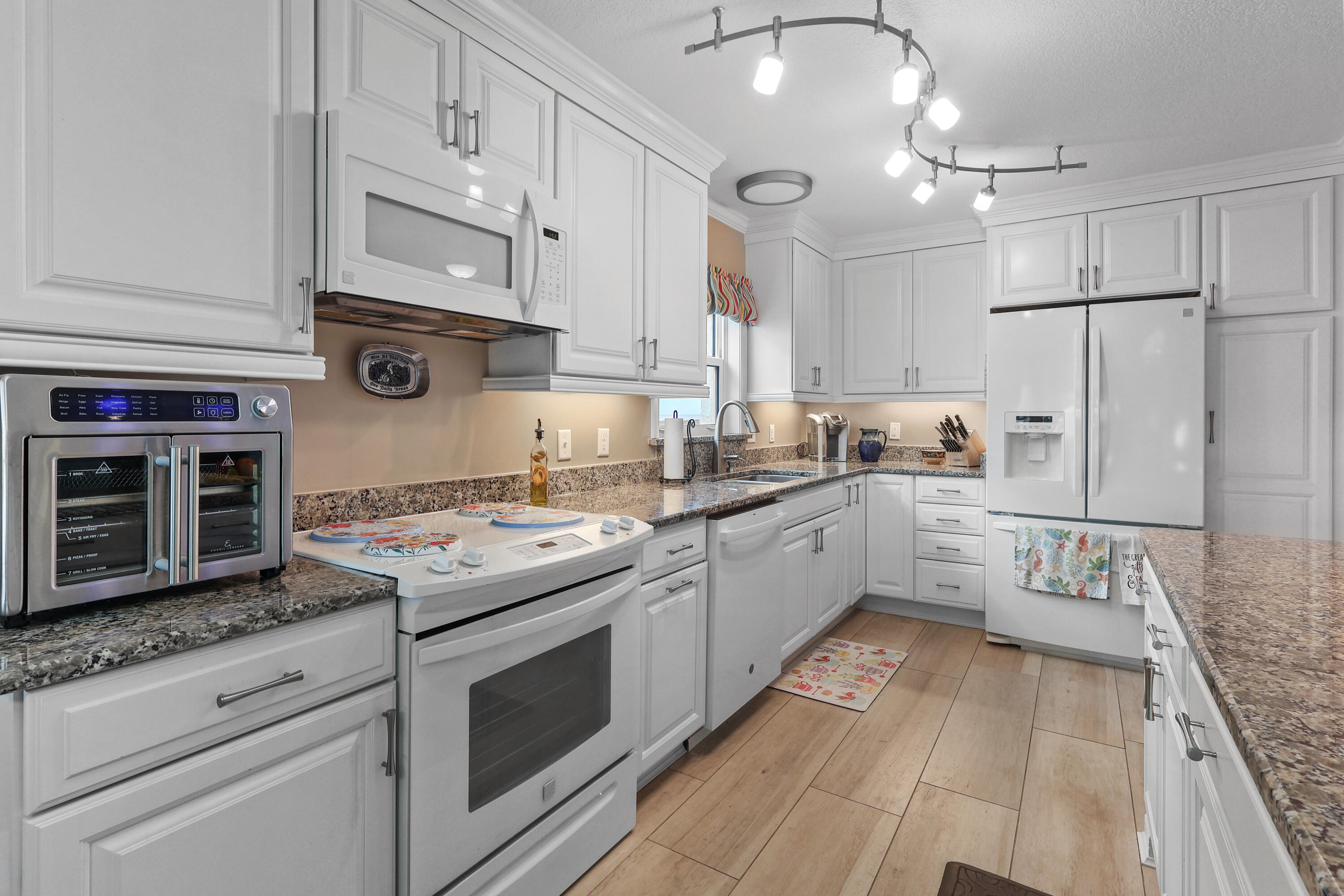 EL MATADOR CONDO - Residential