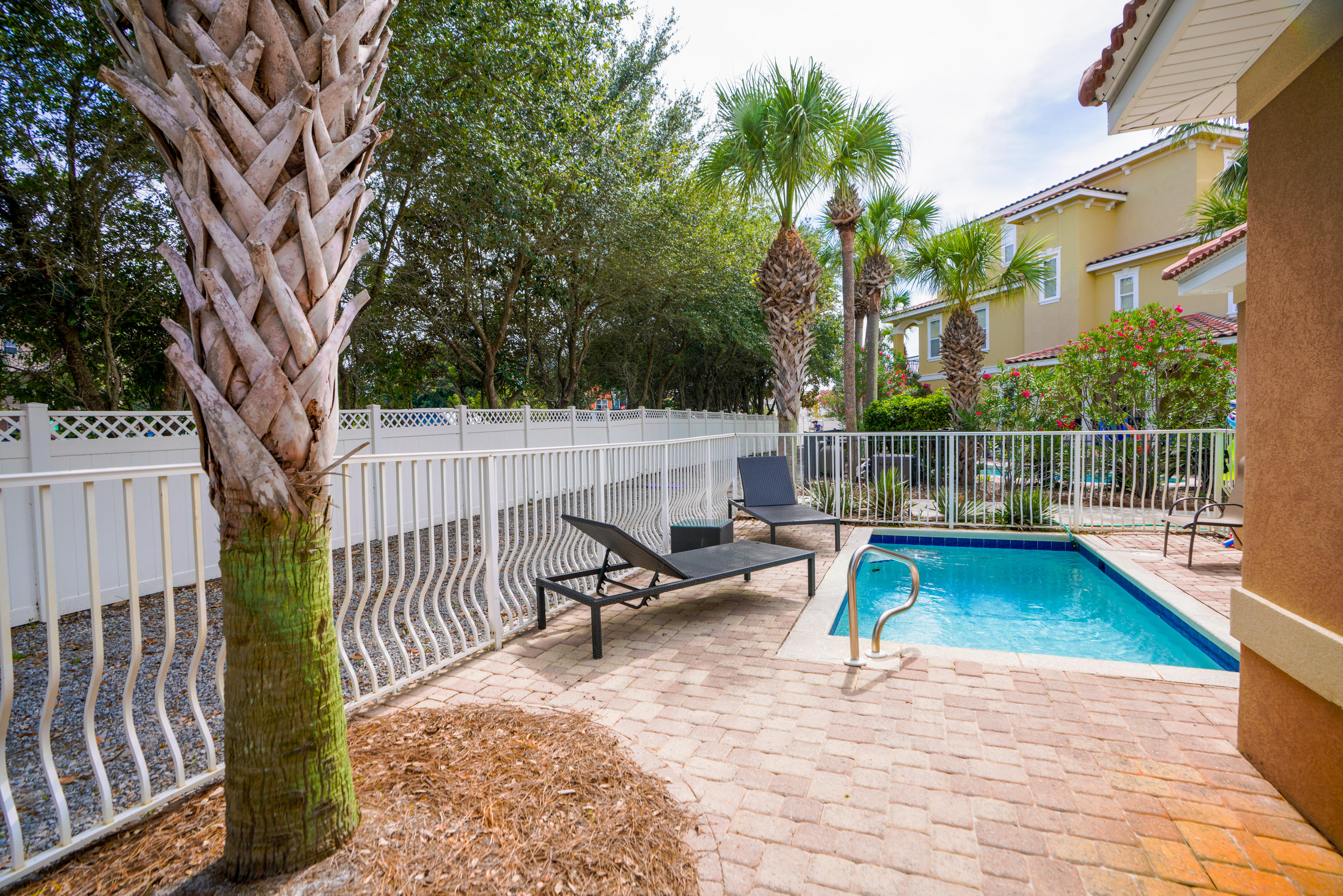 EMERALD WATERS VILLAGE - Residential