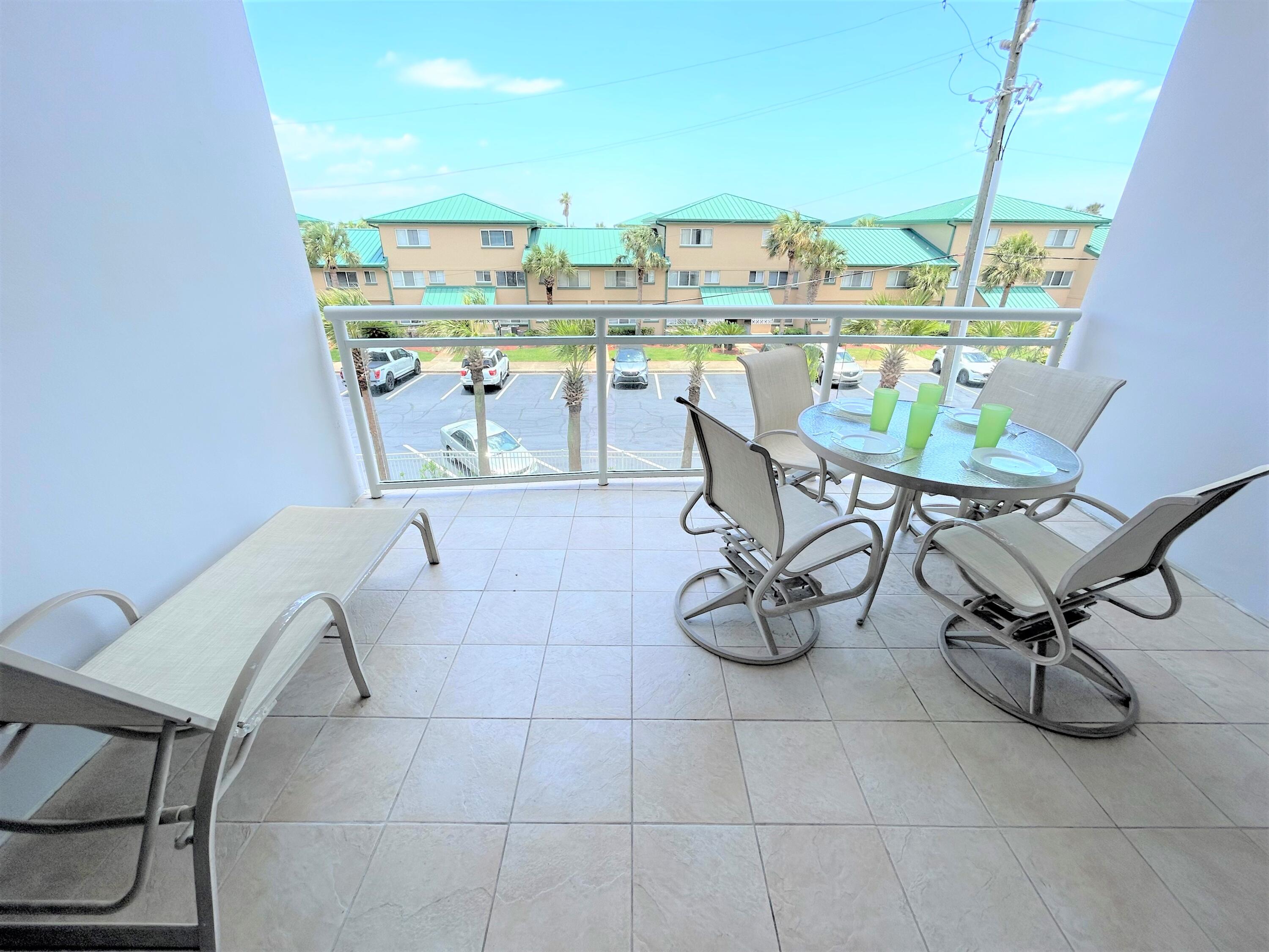 Fantastic 1bed/1bath 3rd floor Villa! Brand new HVAC! Very convenient 3rd floor unit will take you either to the sky bridge that leads to the 700ft. Lazy River or to the 5000 sq. ft. gulfside pool and the beautiful white sand beaches! Unit sleeps 4 and it is a great rental investment.