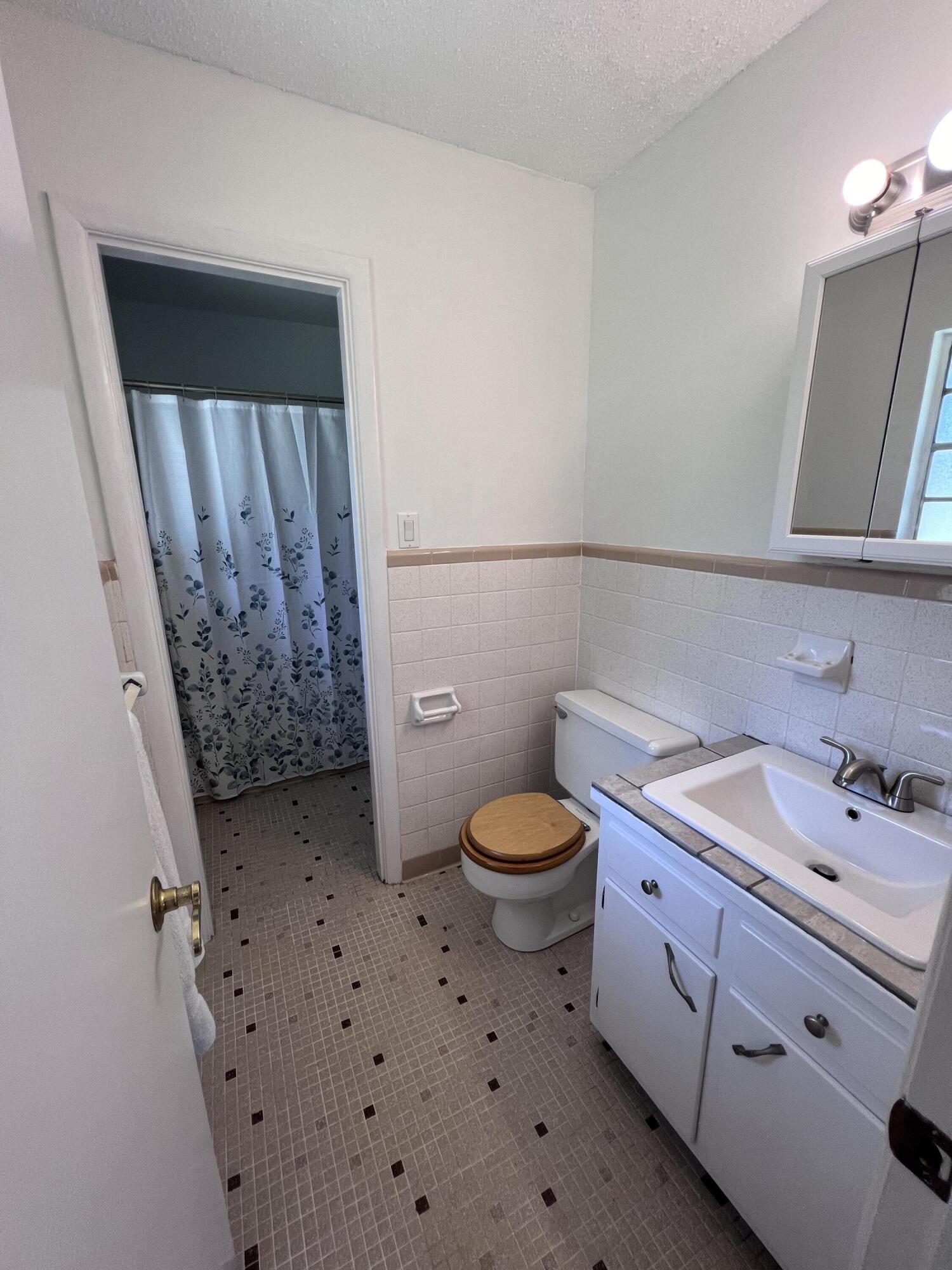 BAYSHORE PARK #3 LOT 5 BLK E - Residential Lease